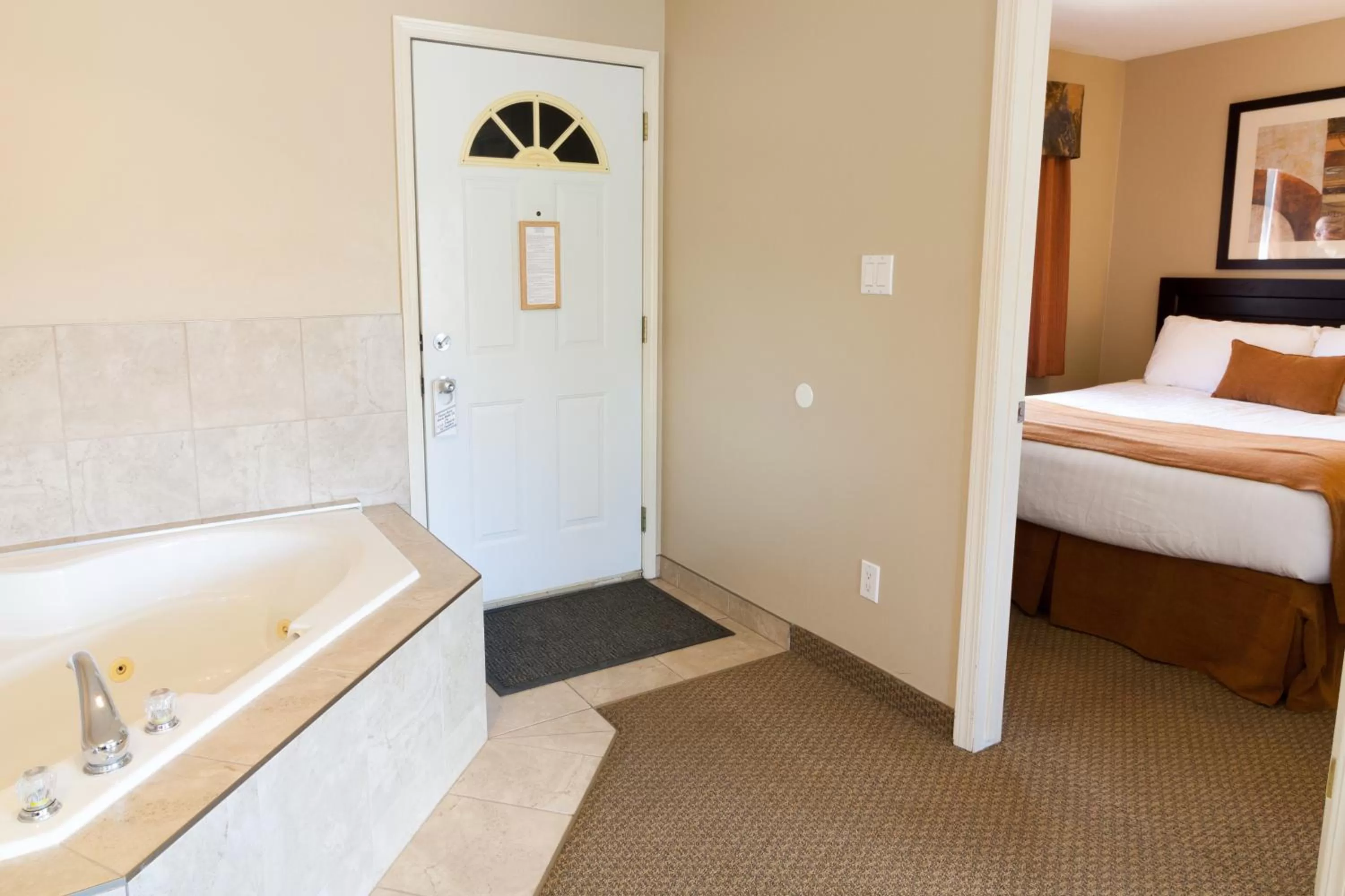 Hot Tub, Bed in BCMInns - Coleman