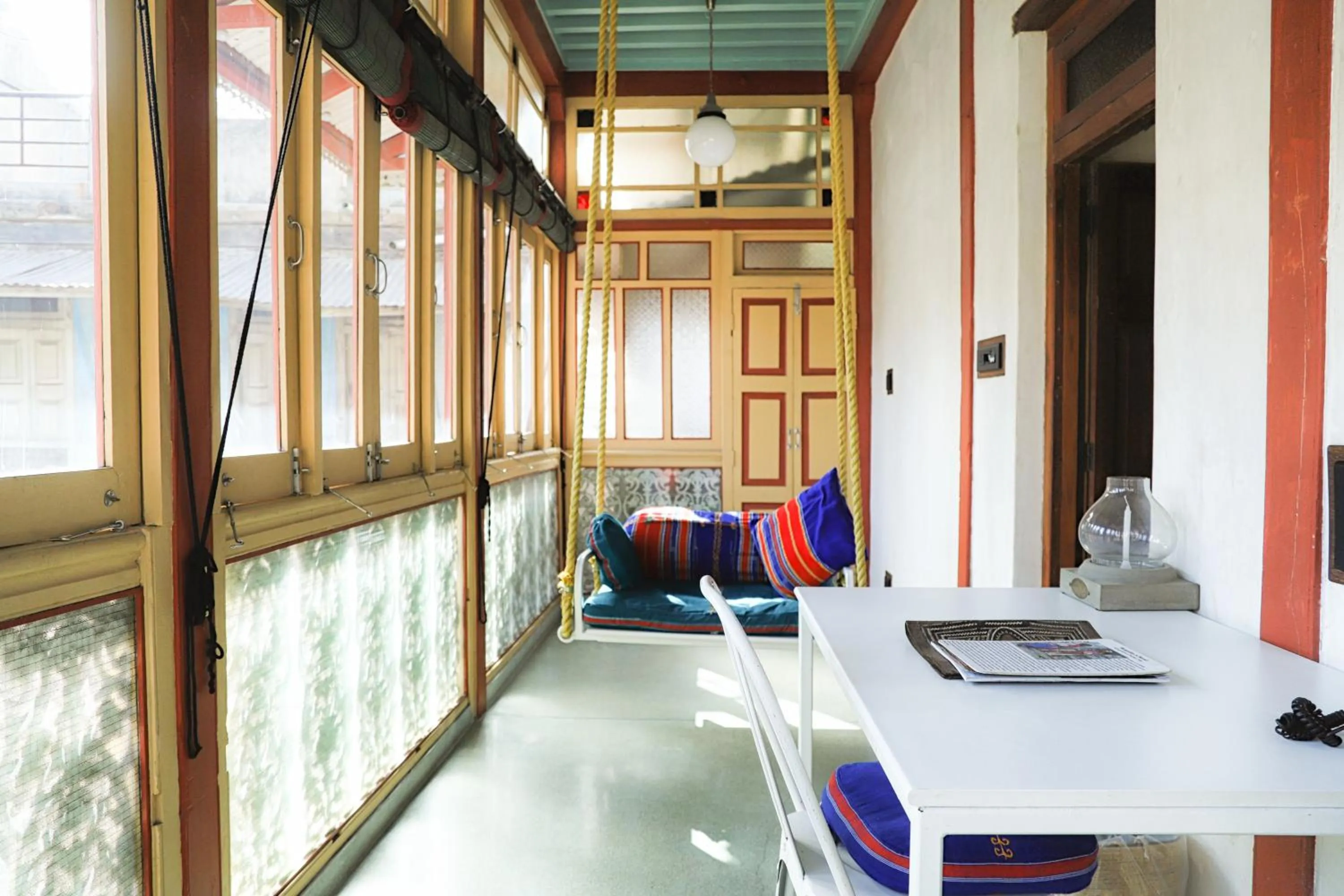 Balcony/Terrace in Mangaldas Ni Haveli II by The House of MG