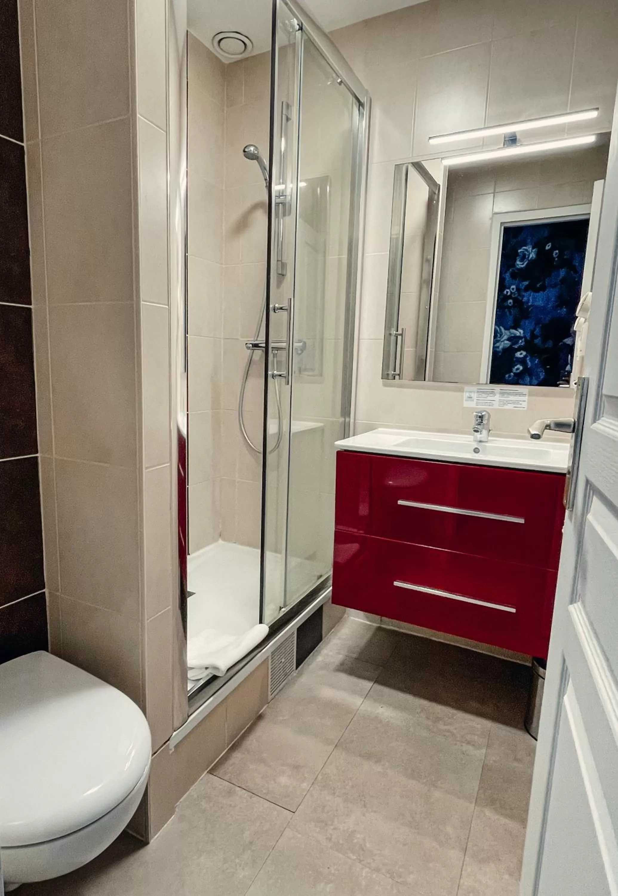 Bathroom in Garden Hotel Rennes Centre Gare