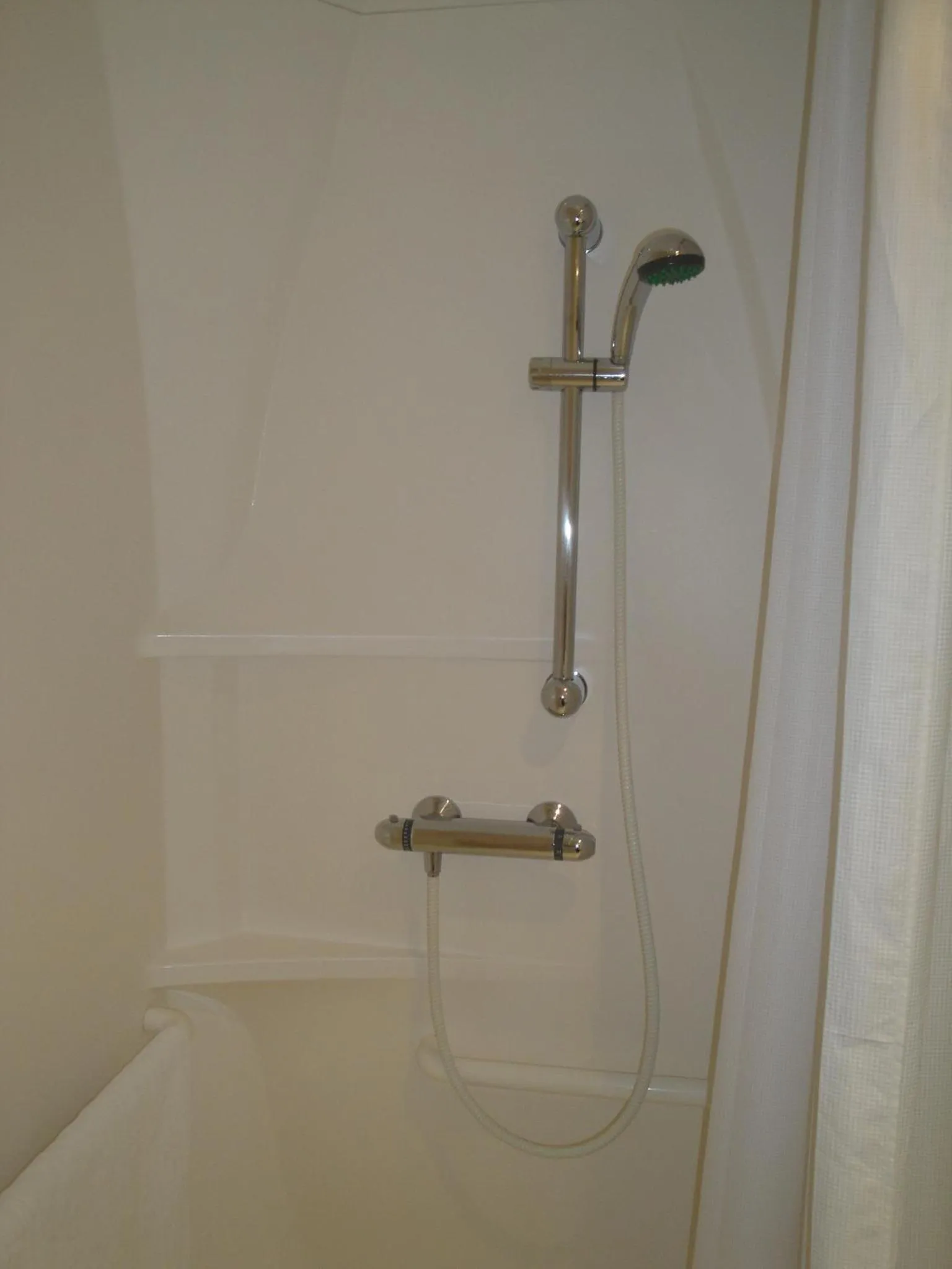 Bathroom in Cit'Hotel Talencia