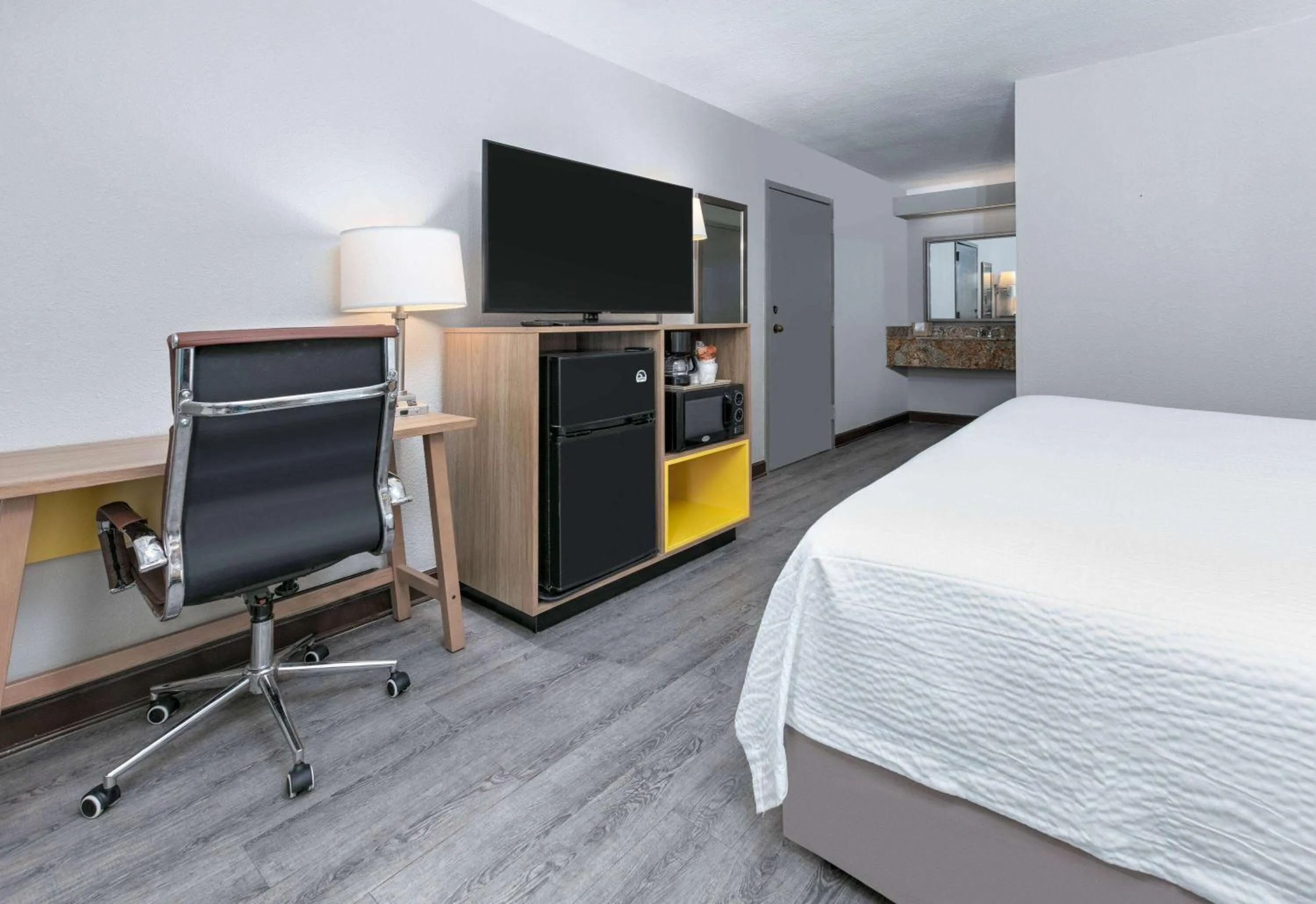 Photo of the whole room, Bed in Days Inn by Wyndham Greenville MS