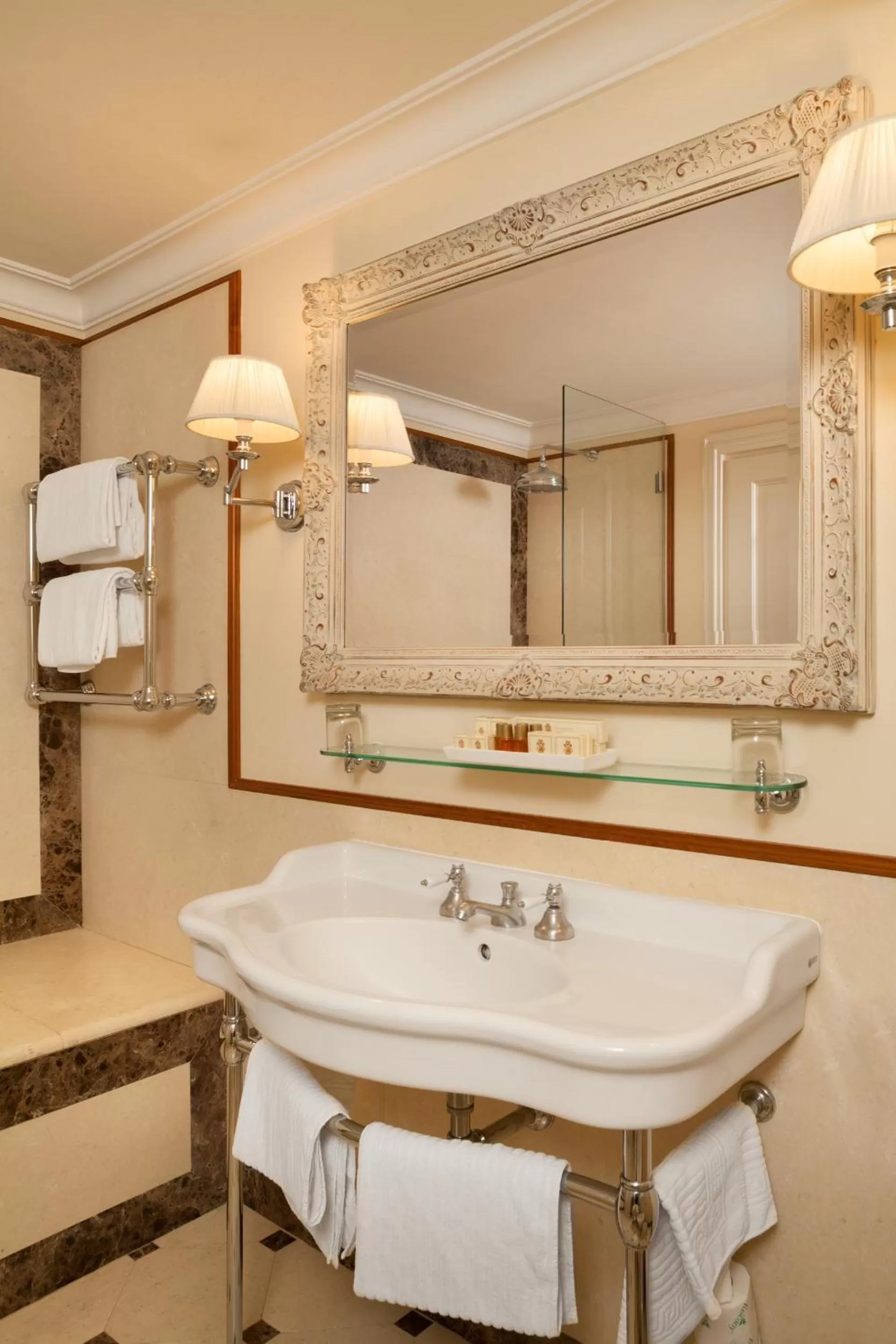 Bathroom in Hotel Executive