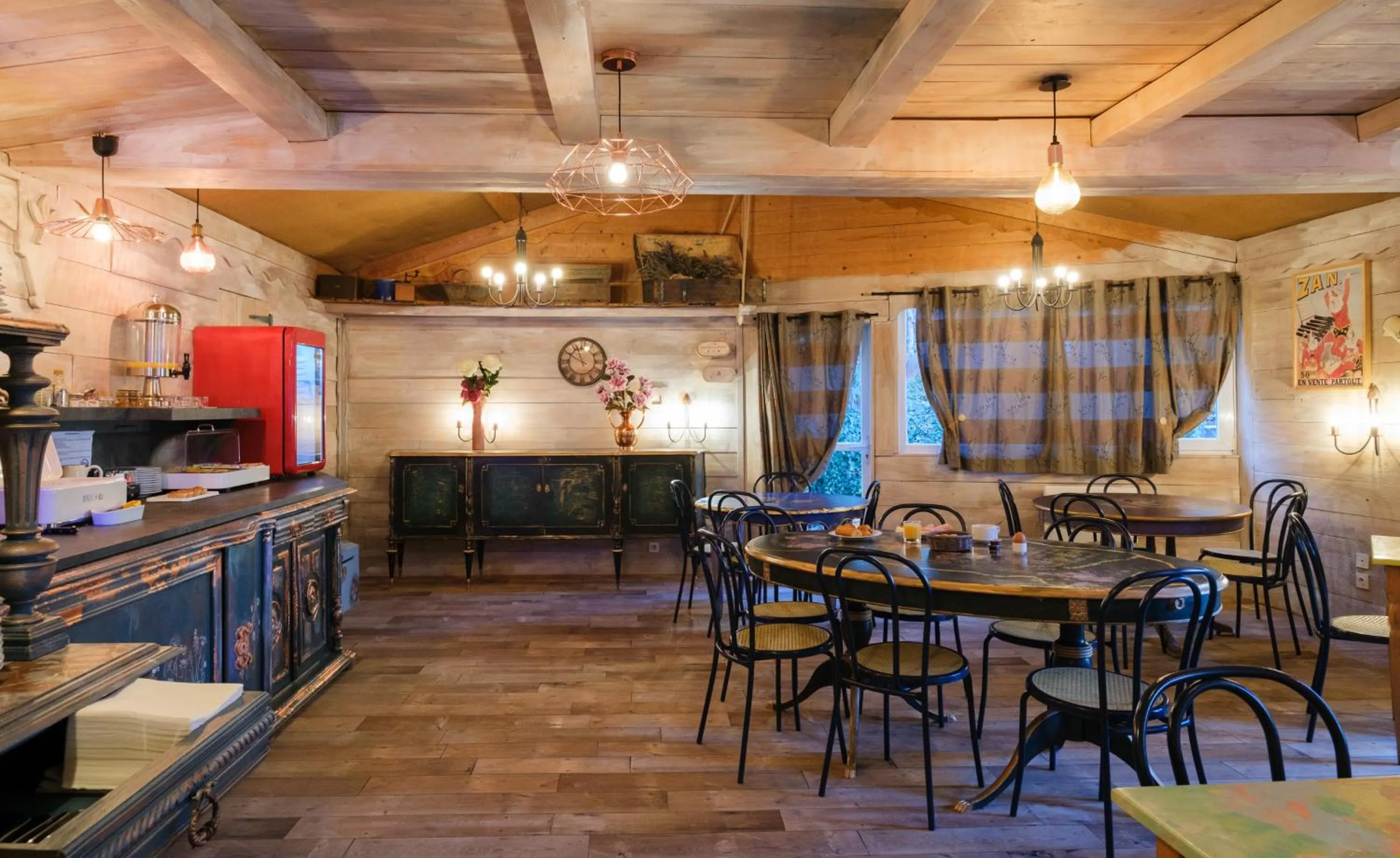 Breakfast in Cit'Hotel Le Montreal