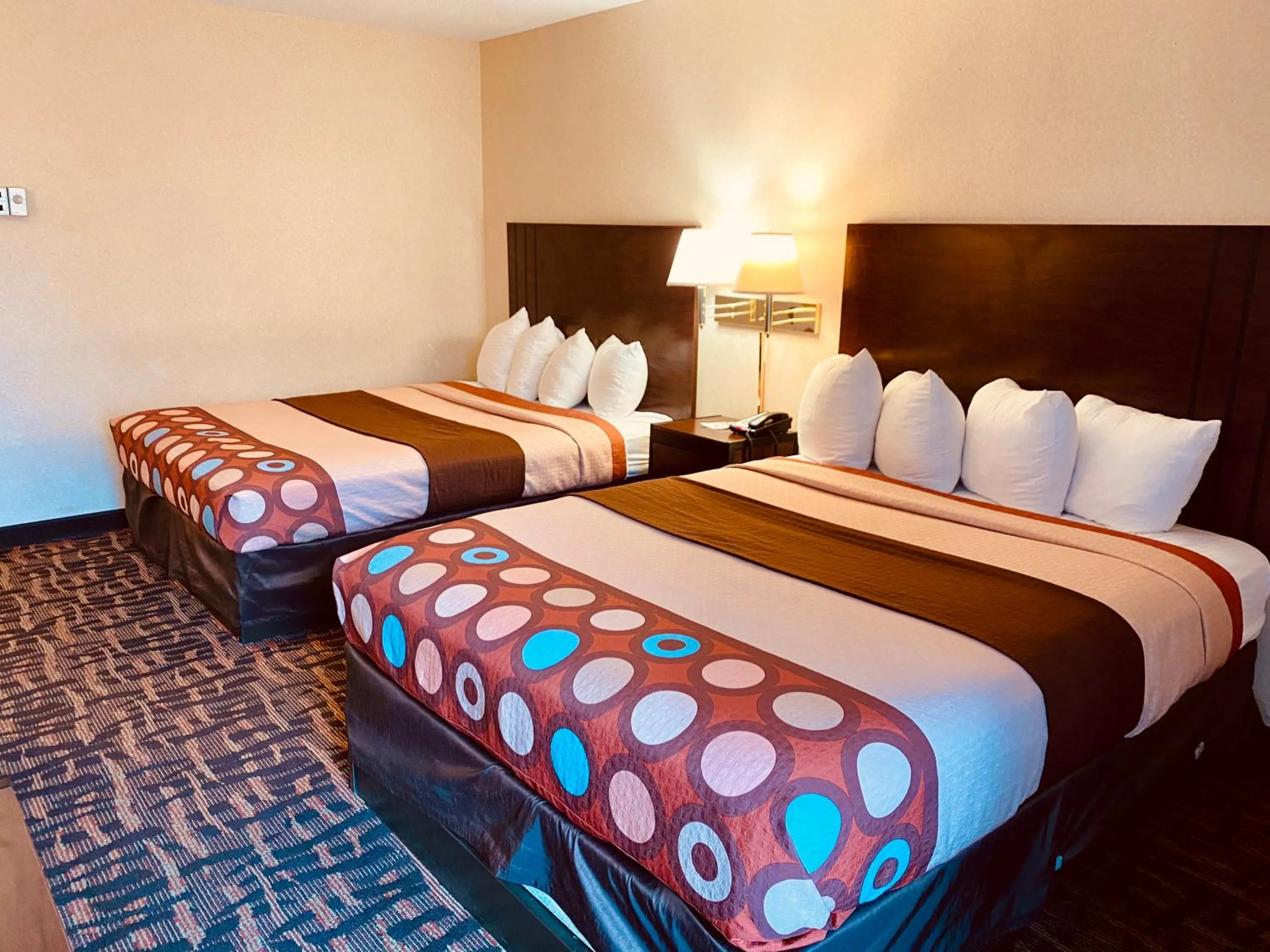 Bed in Super 8 by Wyndham Lawrence KU