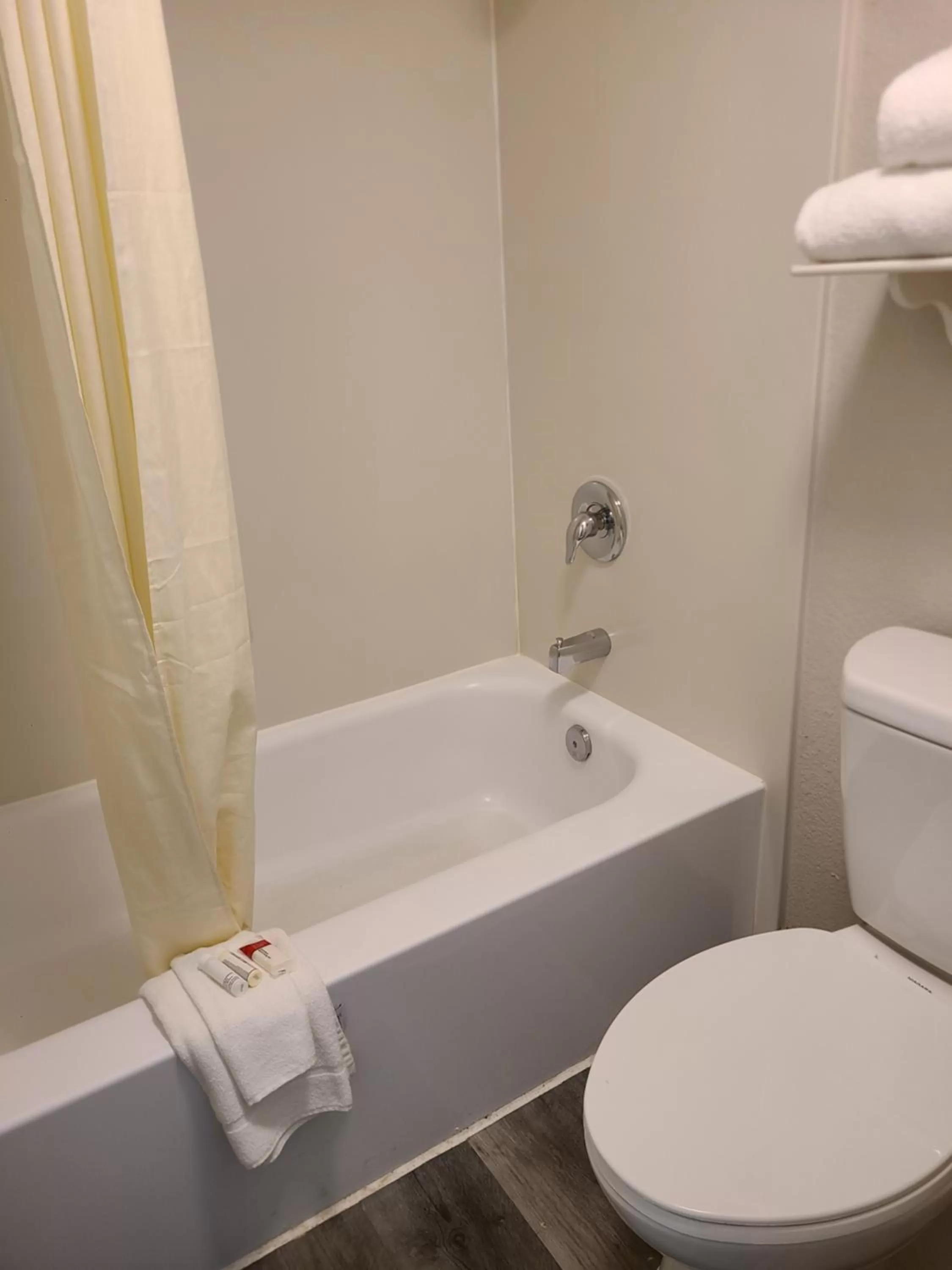 Toilet in La Quinta Inn by Wyndham Farmington