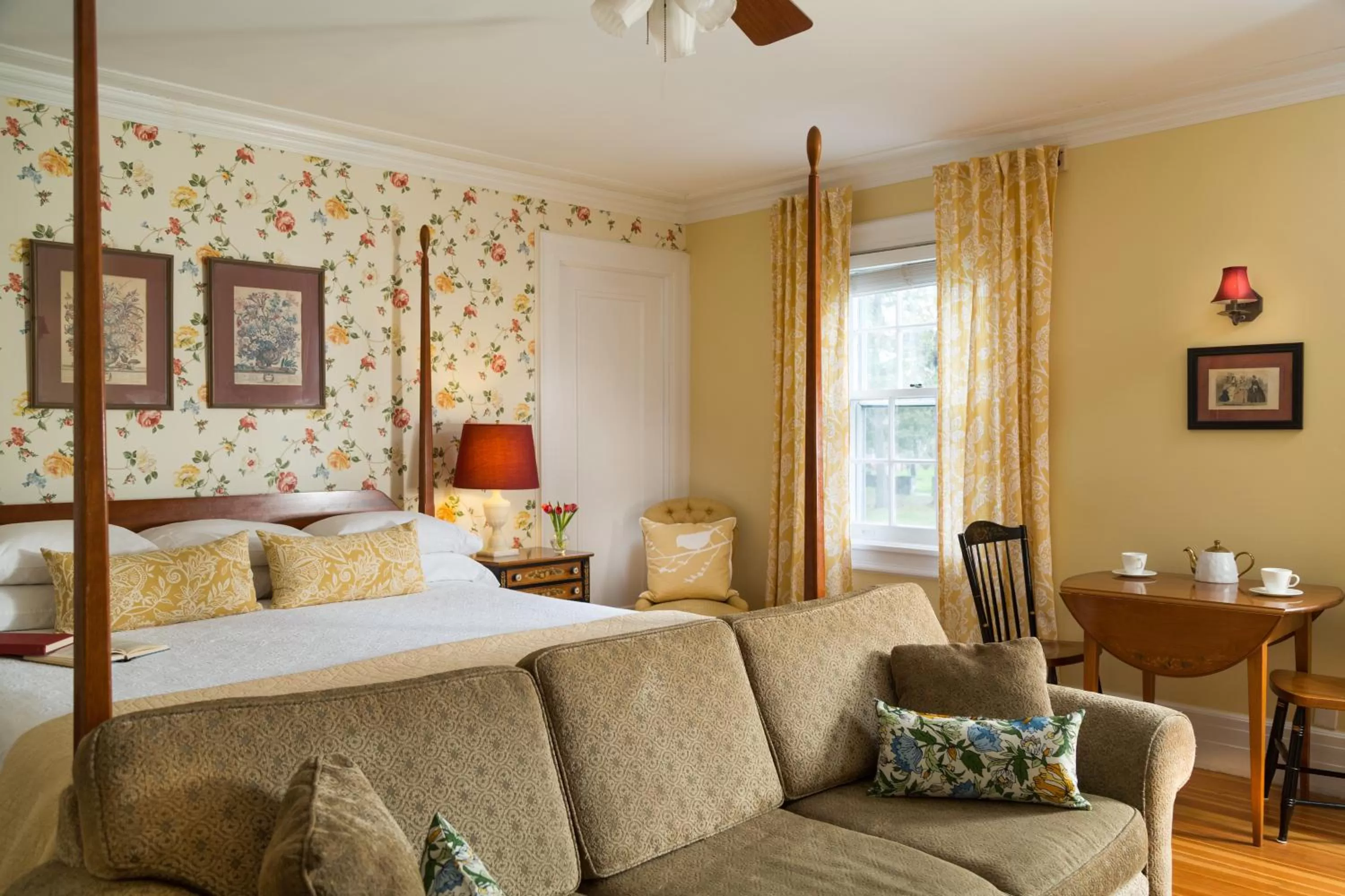 Photo of the whole room, Bed in Four Chimneys Inn