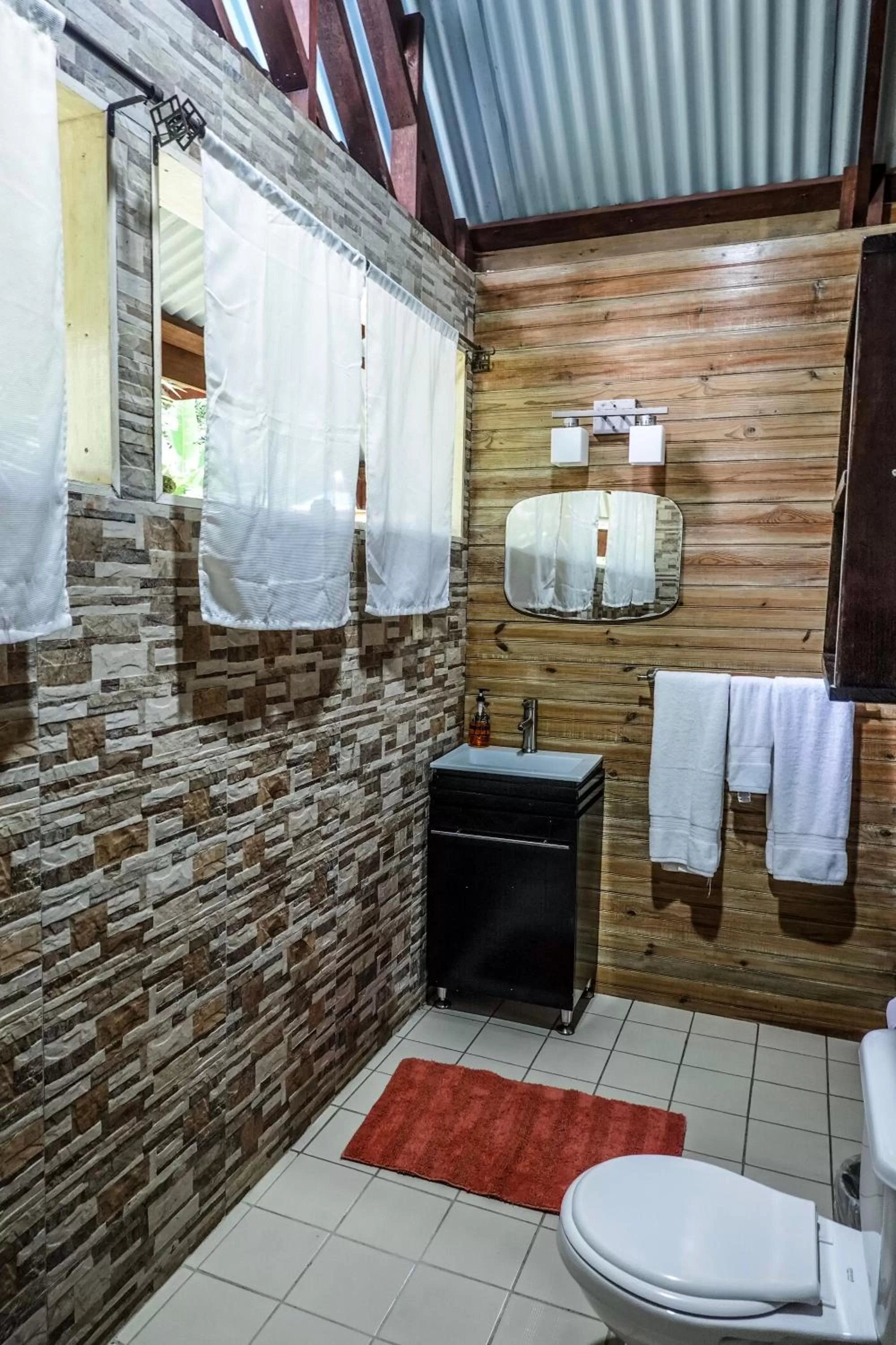 Bathroom in Surf Break at Paunch