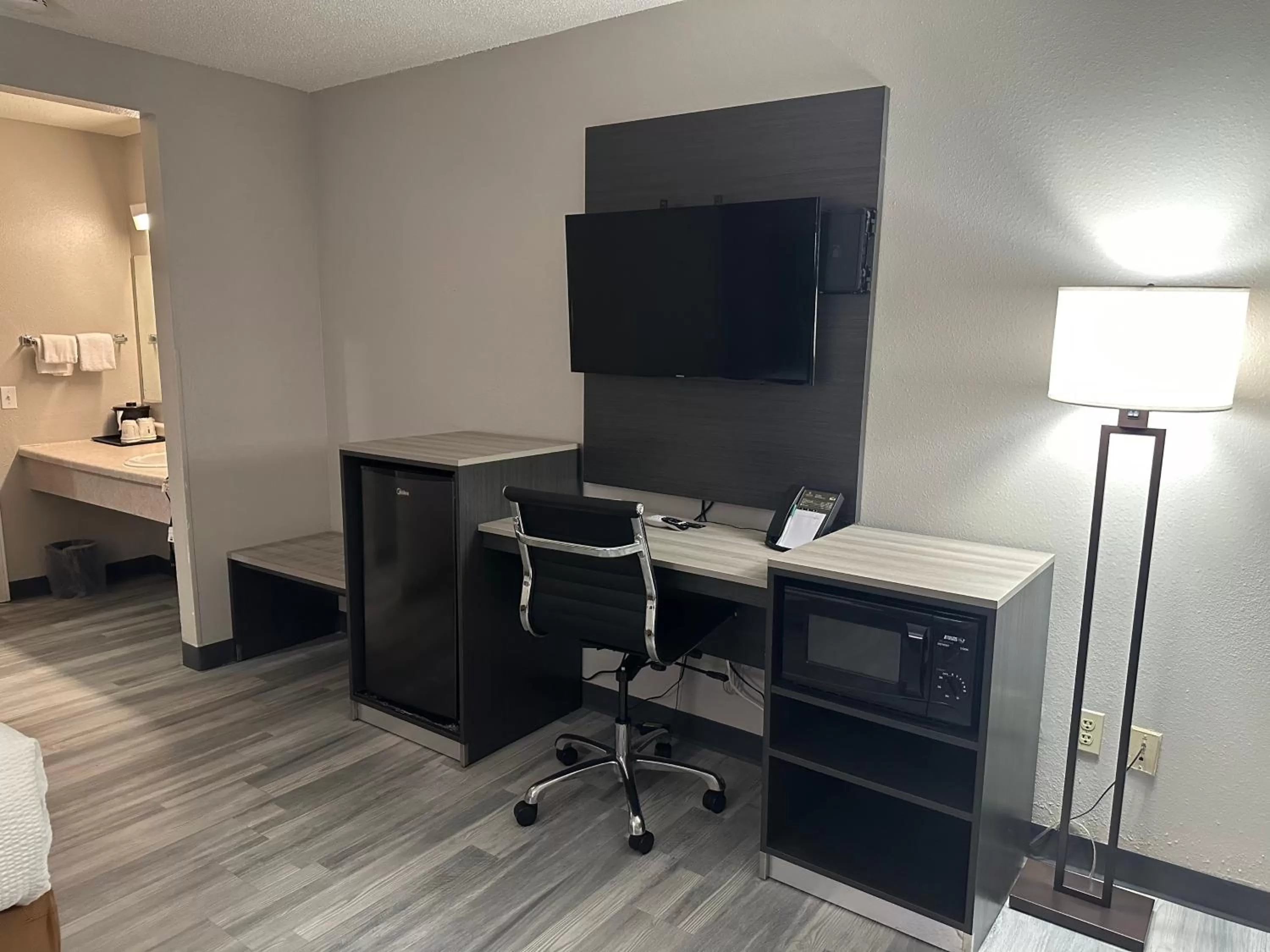 TV and multimedia in La Quinta Inn by Wyndham Omaha Southwest