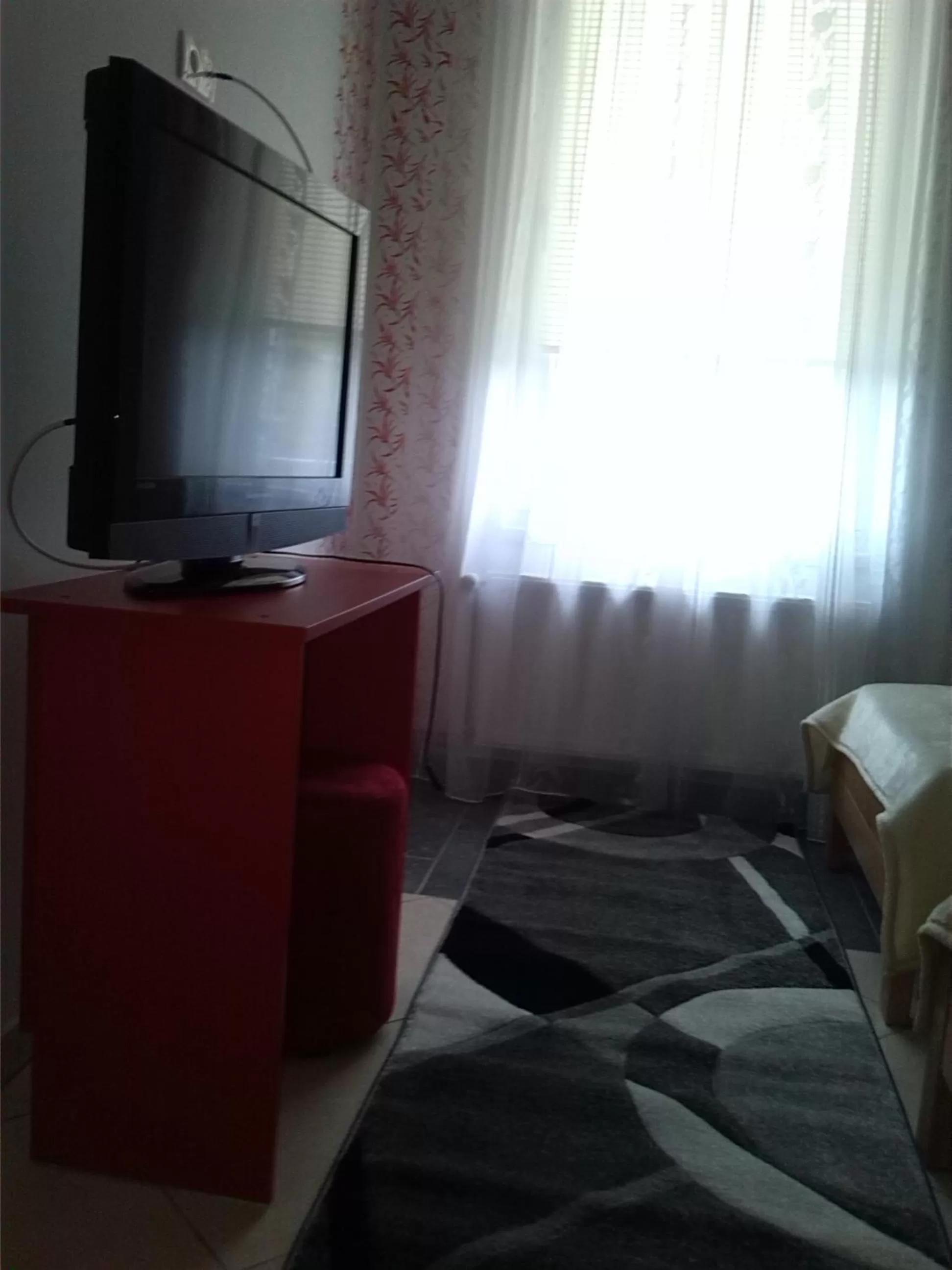 TV and multimedia, TV/Entertainment Center in Motel Maks