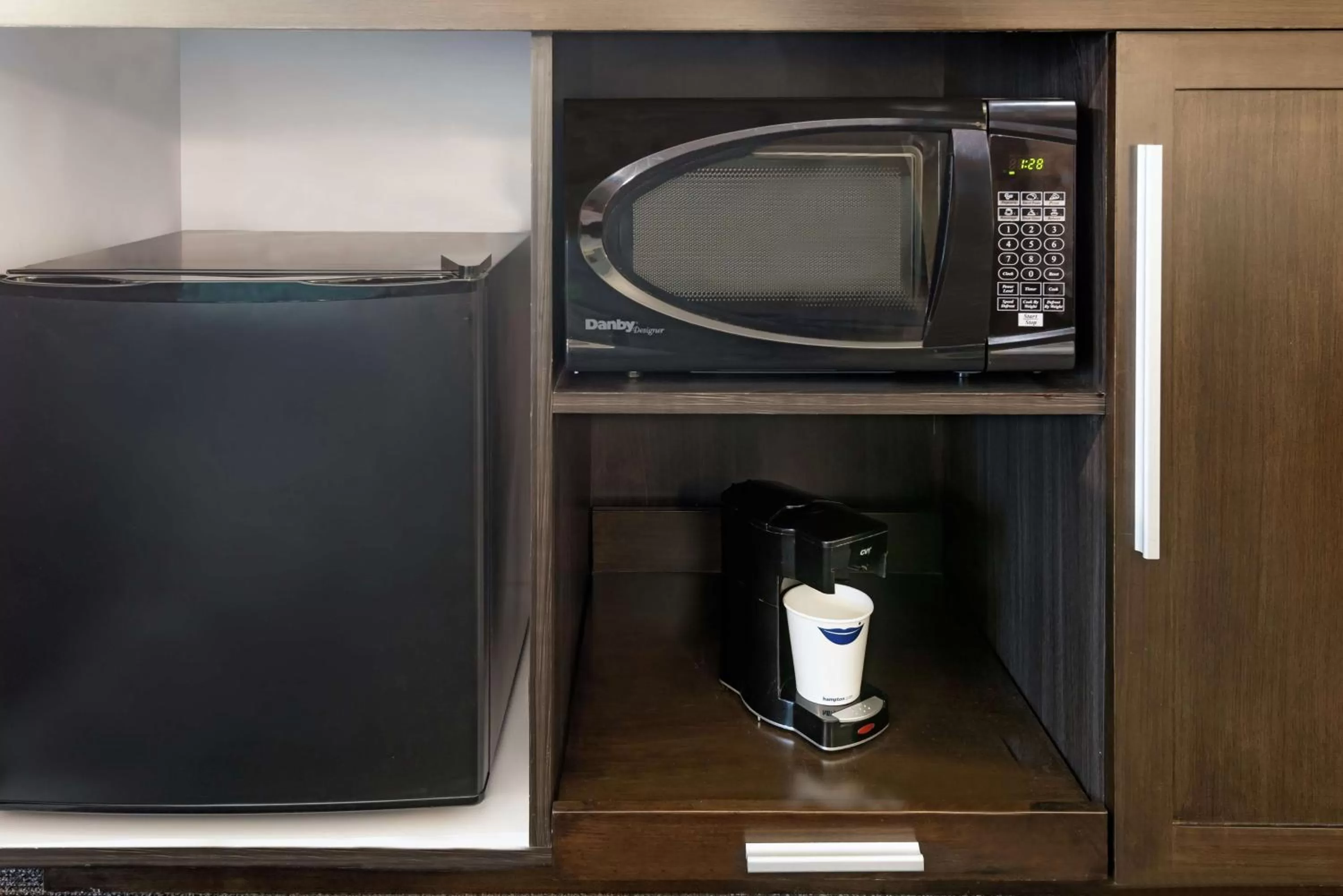 Kitchen or kitchenette in Hampton Inn Orlando Near Universal Blv/International Dr