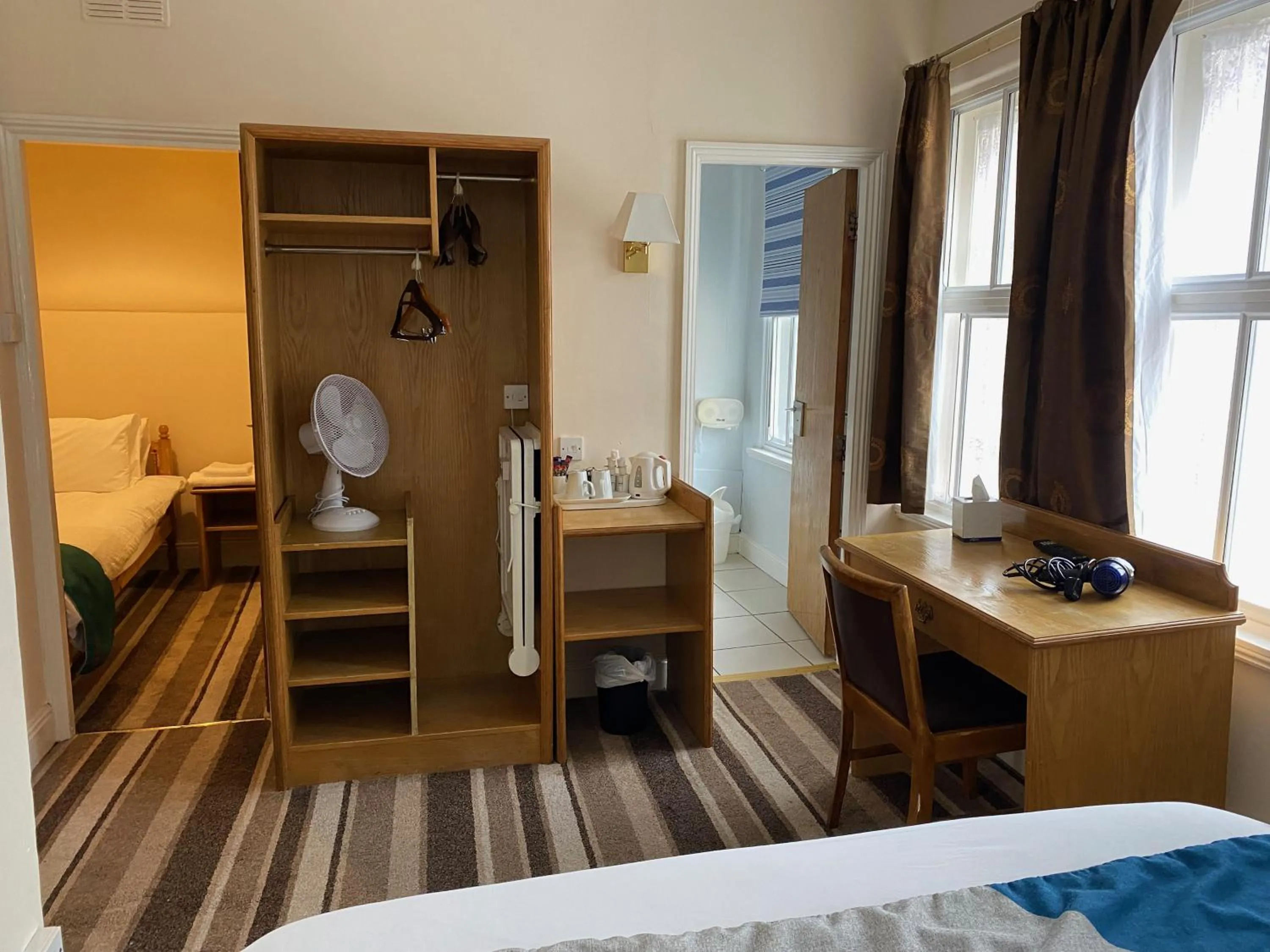 Photo of the whole room, Bed in Cardiff Sandringham Hotel