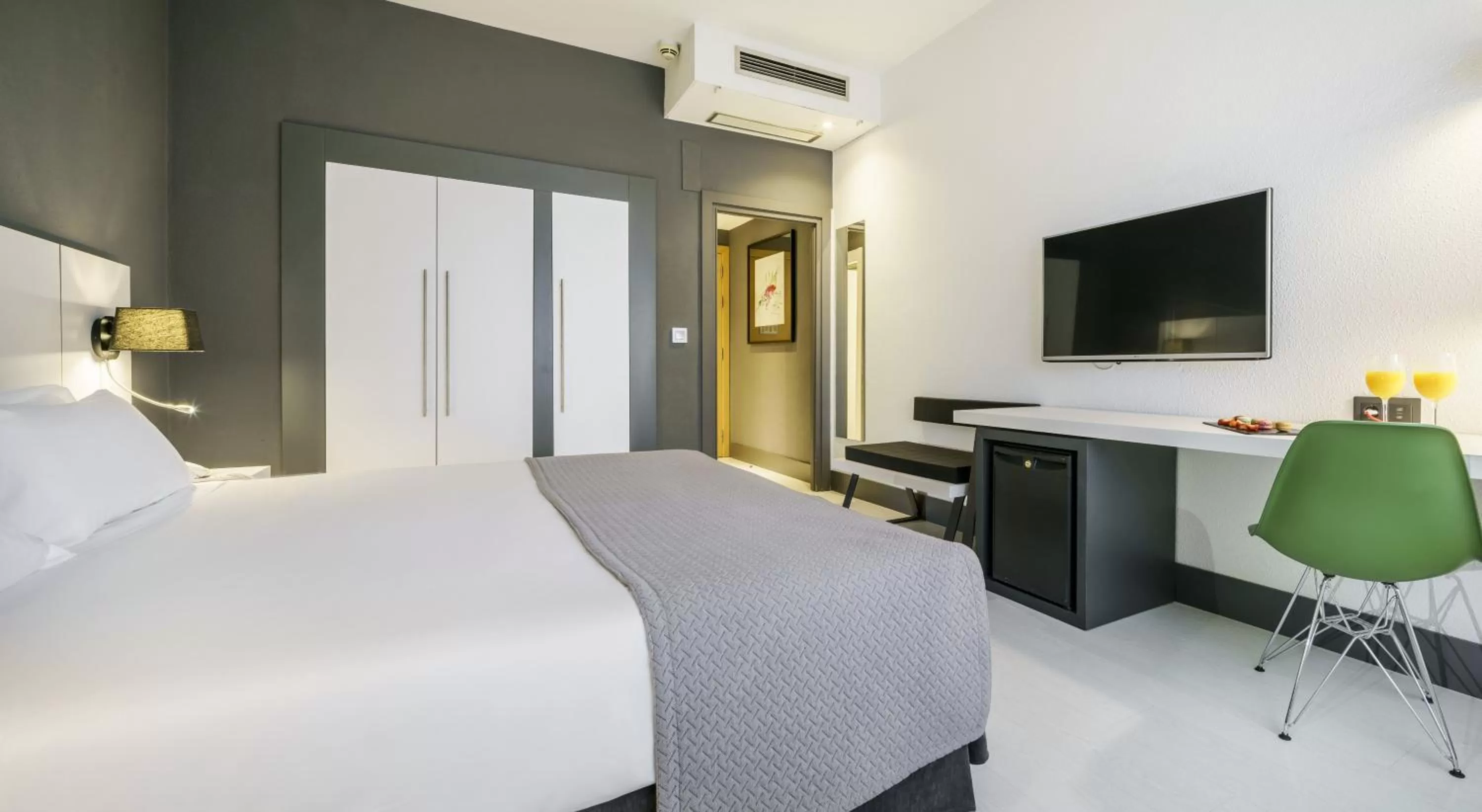 Photo of the whole room, Bed in Hotel Ilunion Bilbao