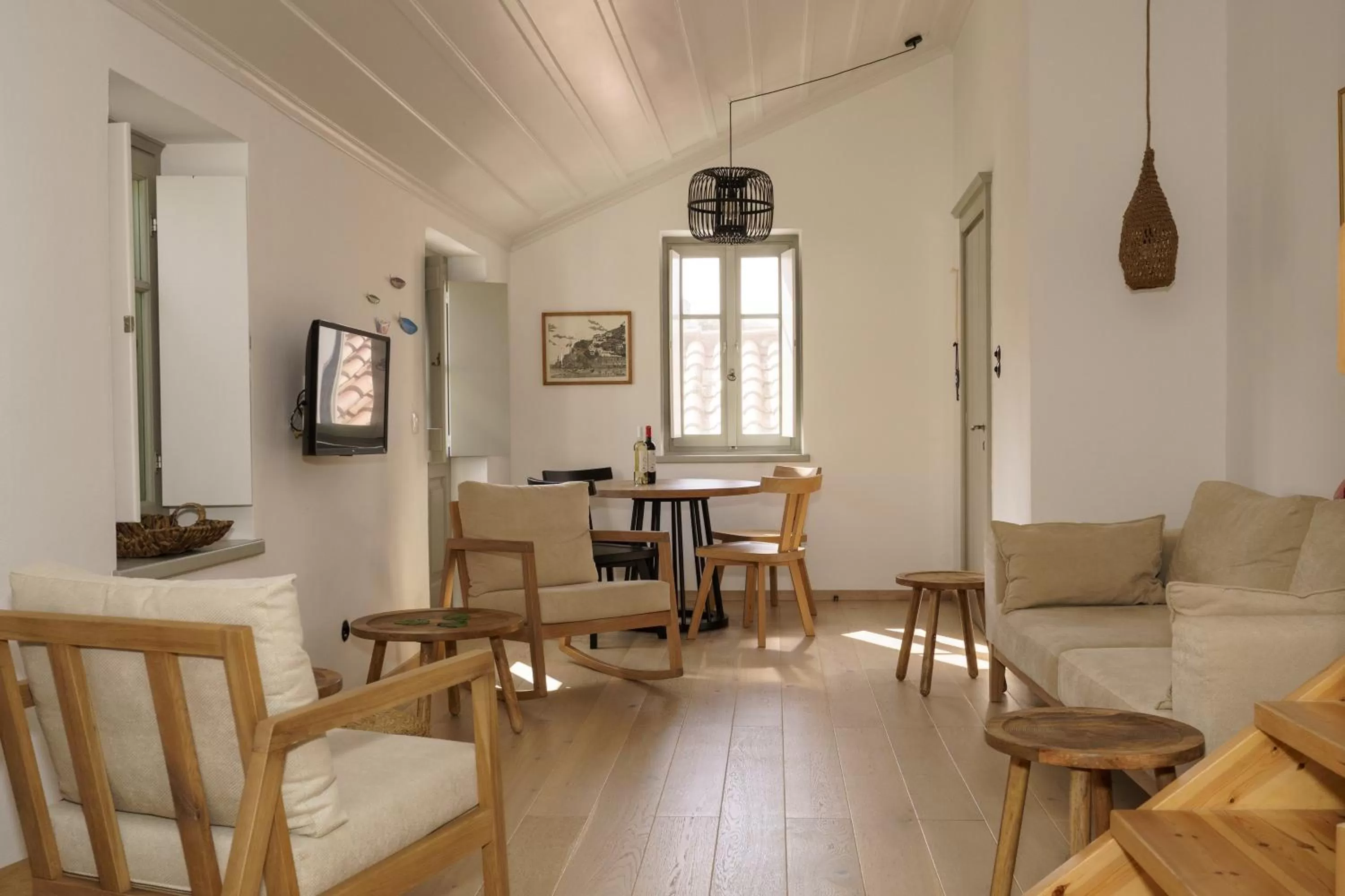 Seating Area in LIVIN HYDRA Suite 2