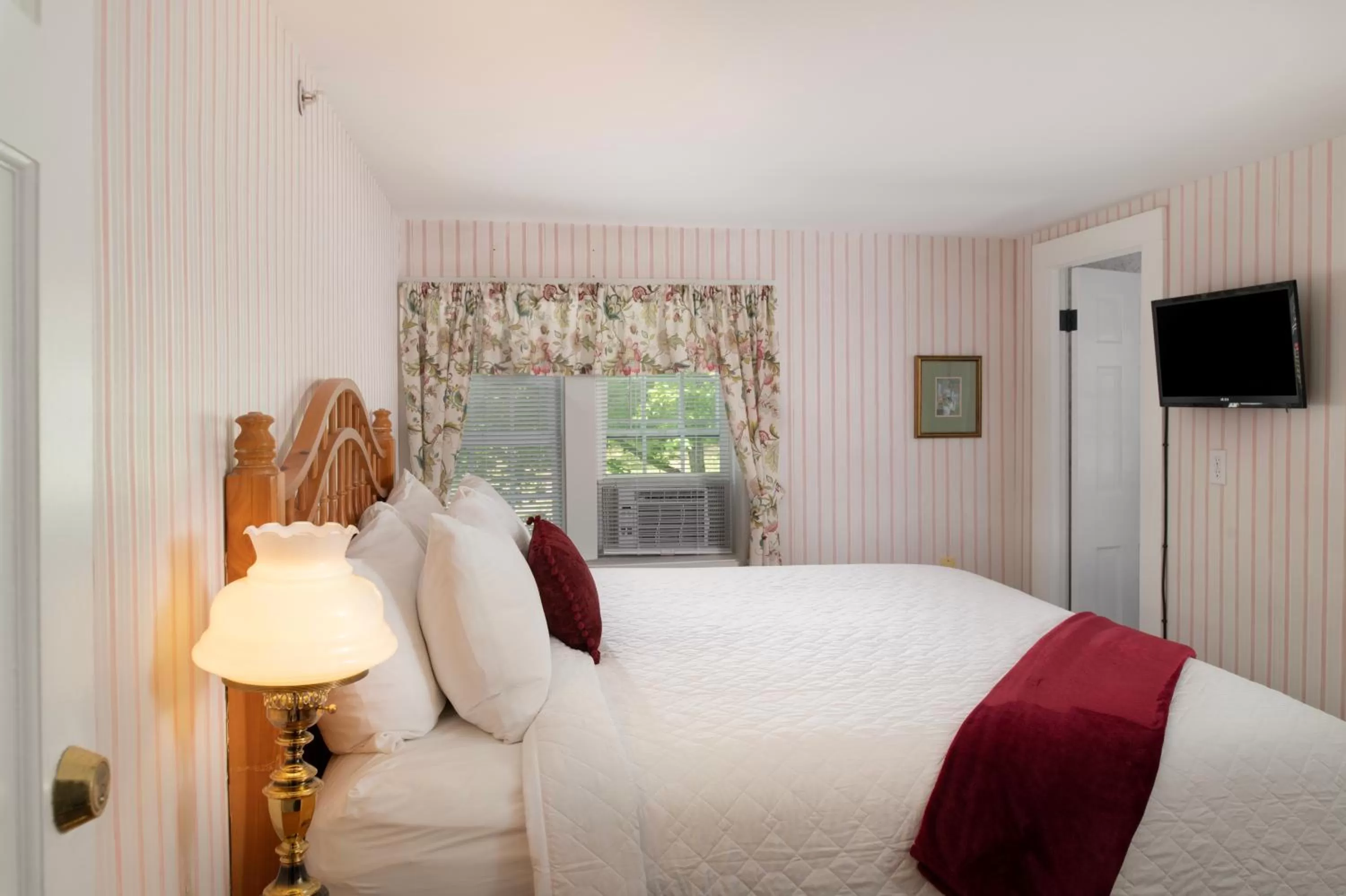 Bed in Christmas Farm Inn and Spa