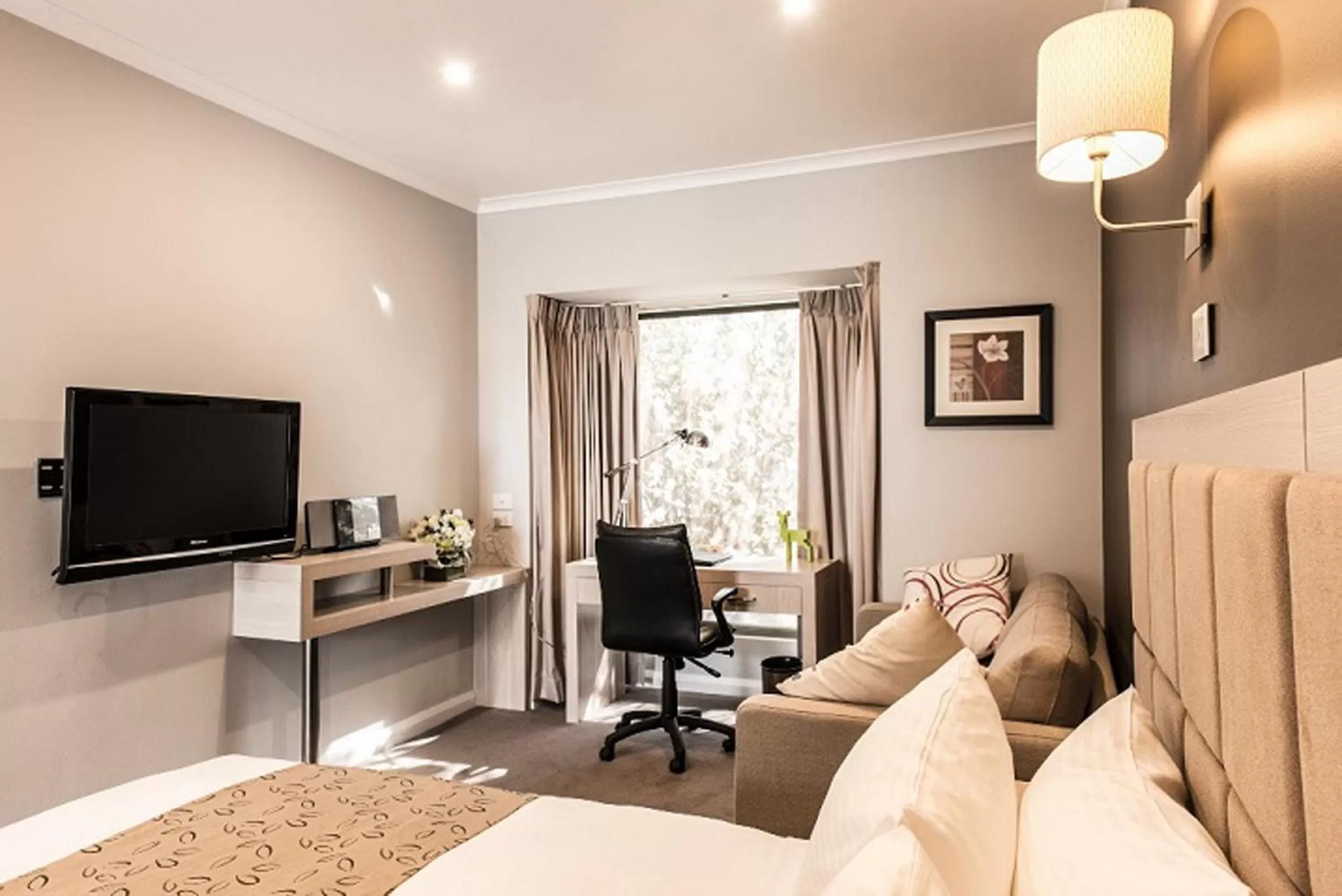 Photo of the whole room in The Waverley International Hotel