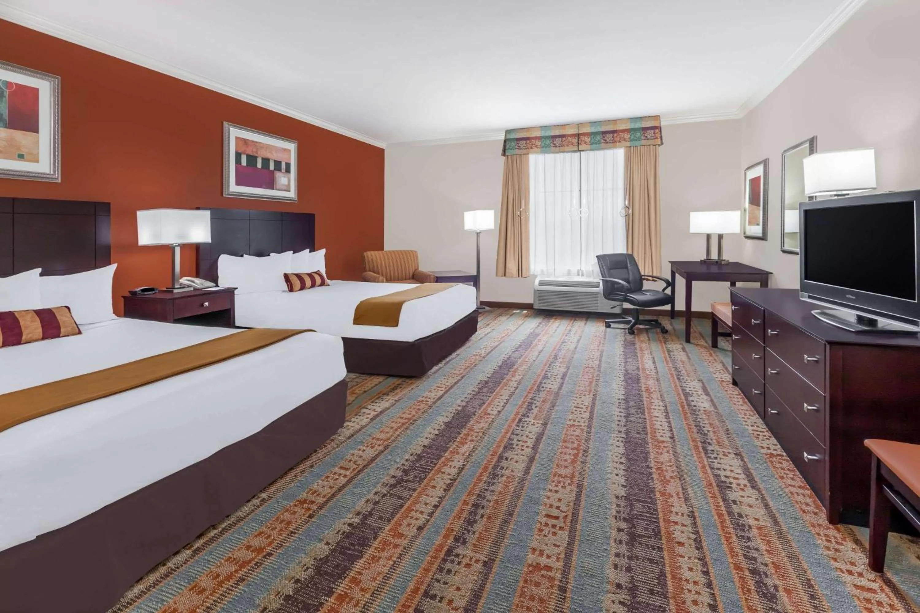 Photo of the whole room, Bed in Baymont by Wyndham Henderson