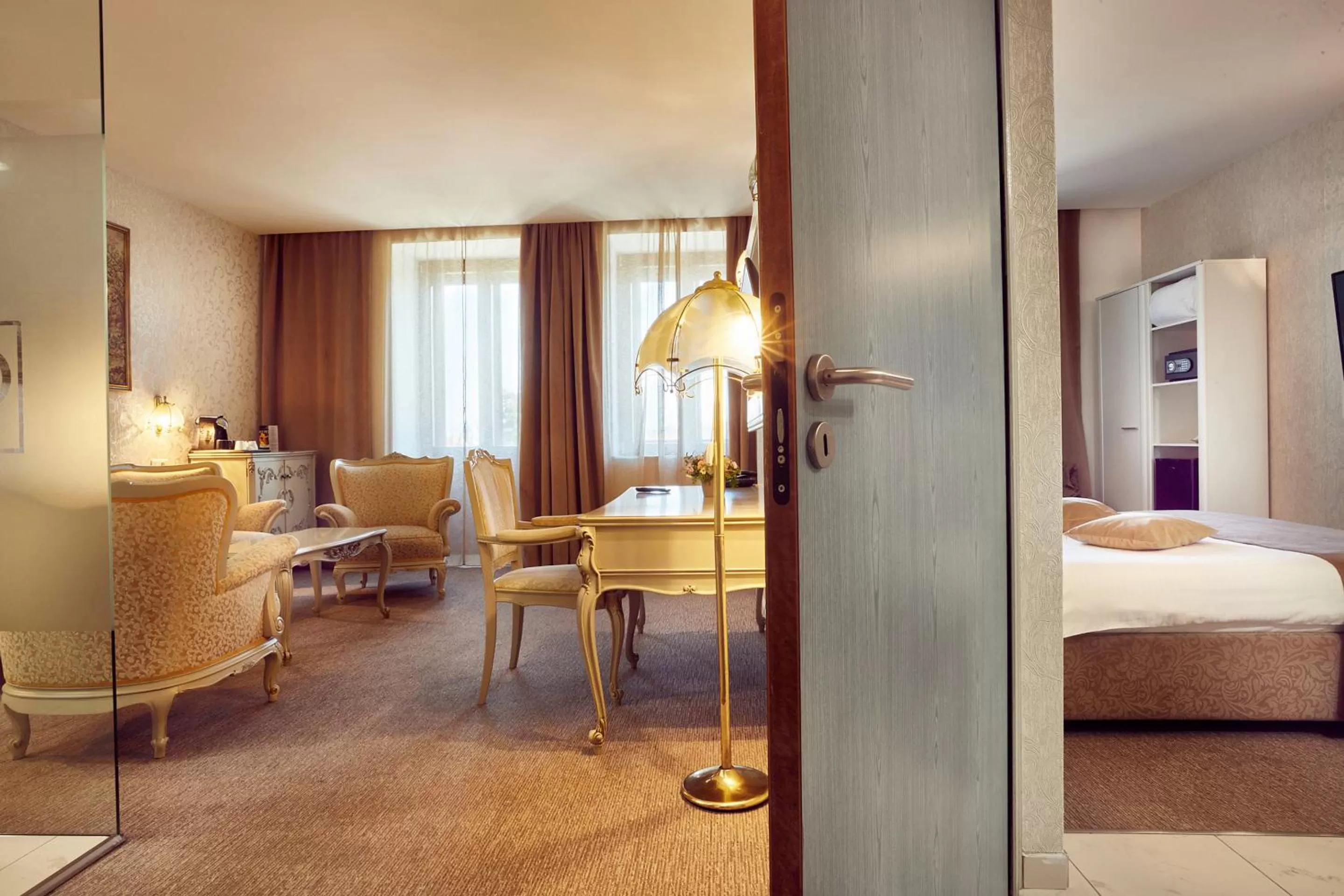 Seating area, Bed in Continental Forum Sibiu