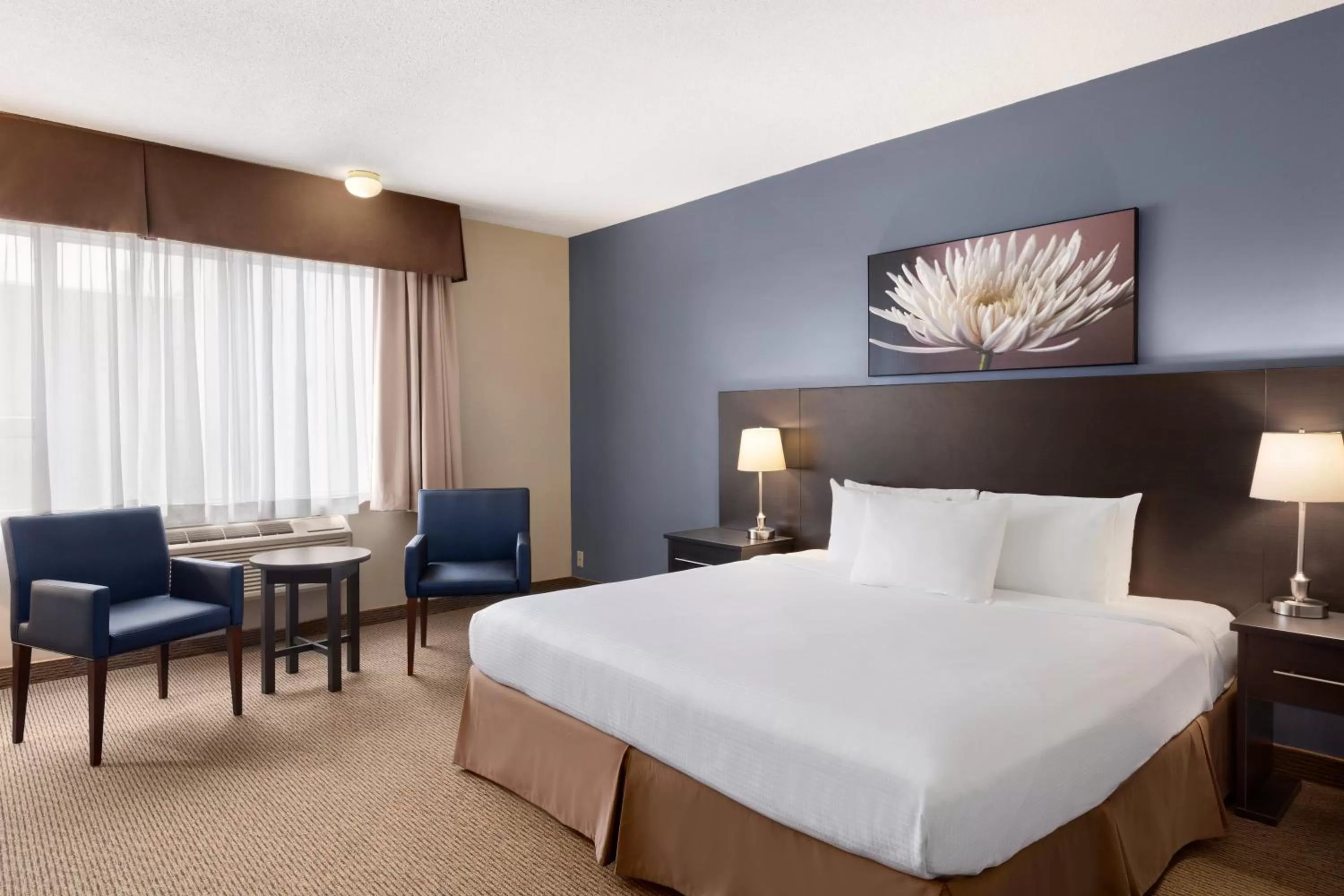 Photo of the whole room, Bed in Days Inn by Wyndham Montreal Airport Conference Centre