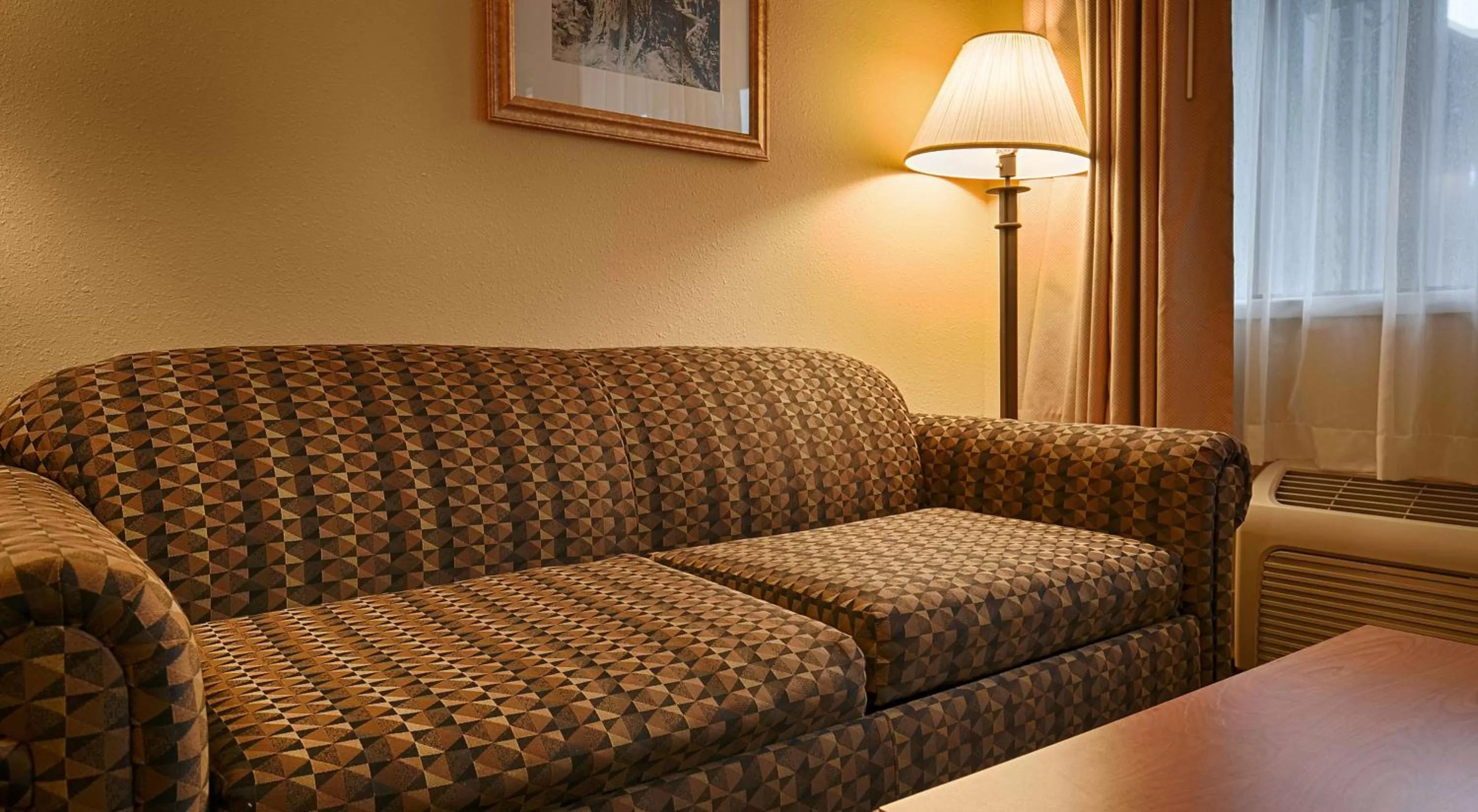 King Room - Mobility Access/Non-Smoking in Oakridge Inn & Suites