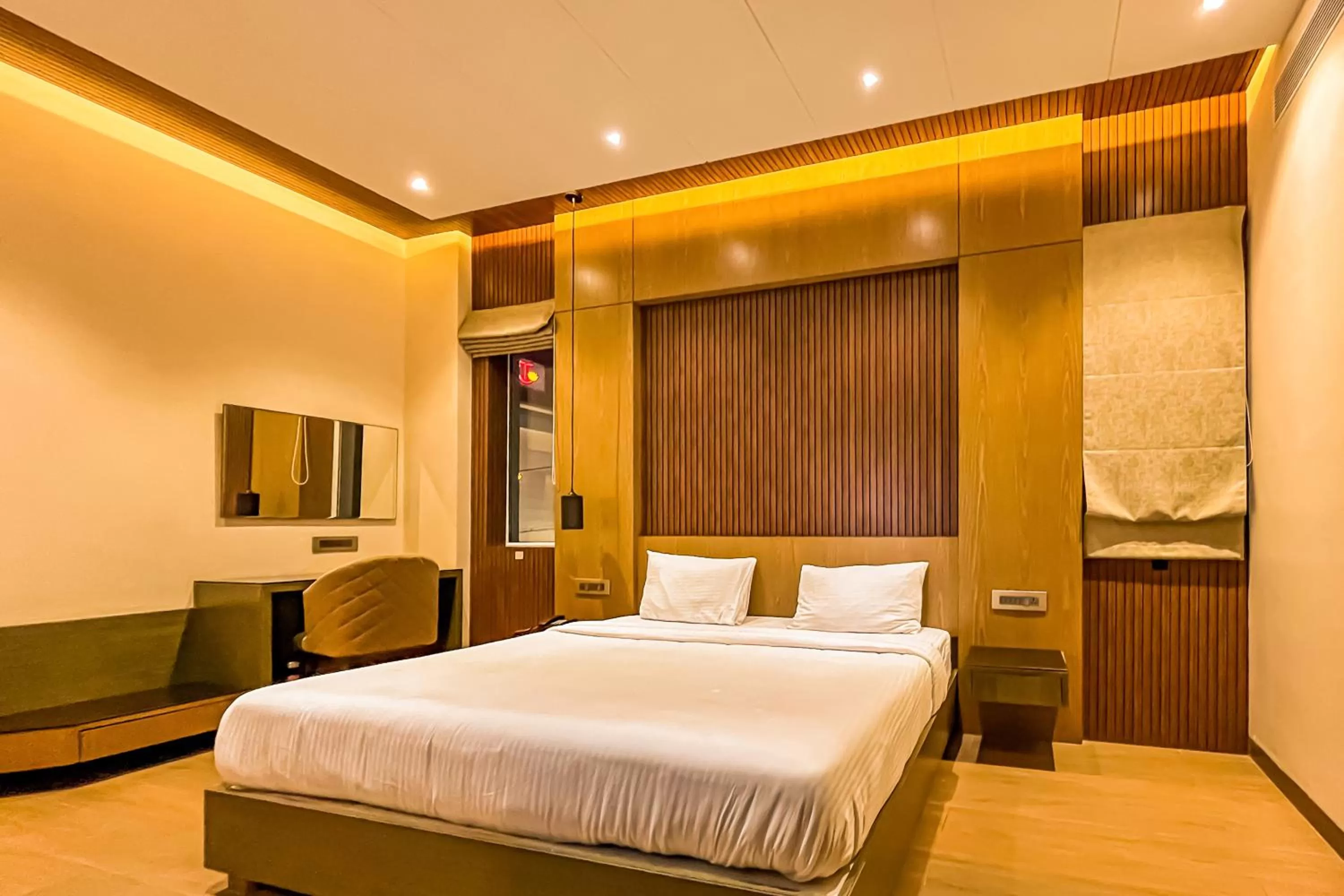 Photo of the whole room, Bed in Symphony Inn