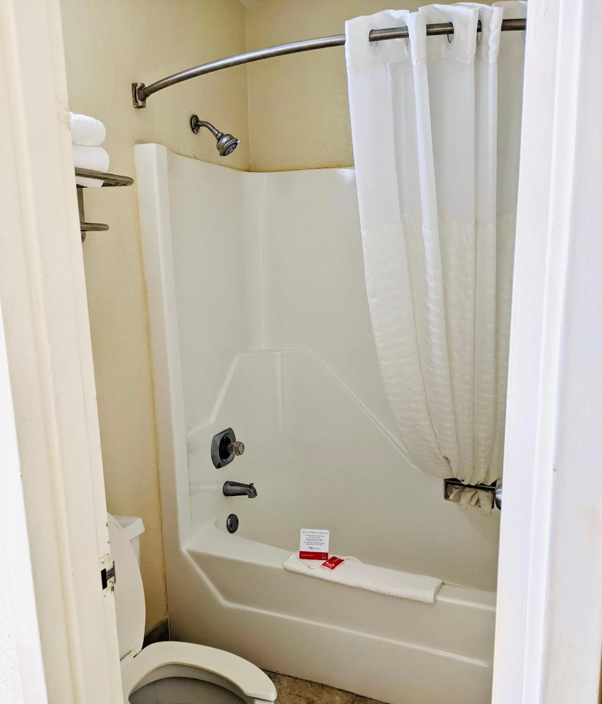 Bathroom in Econo Lodge Forest City