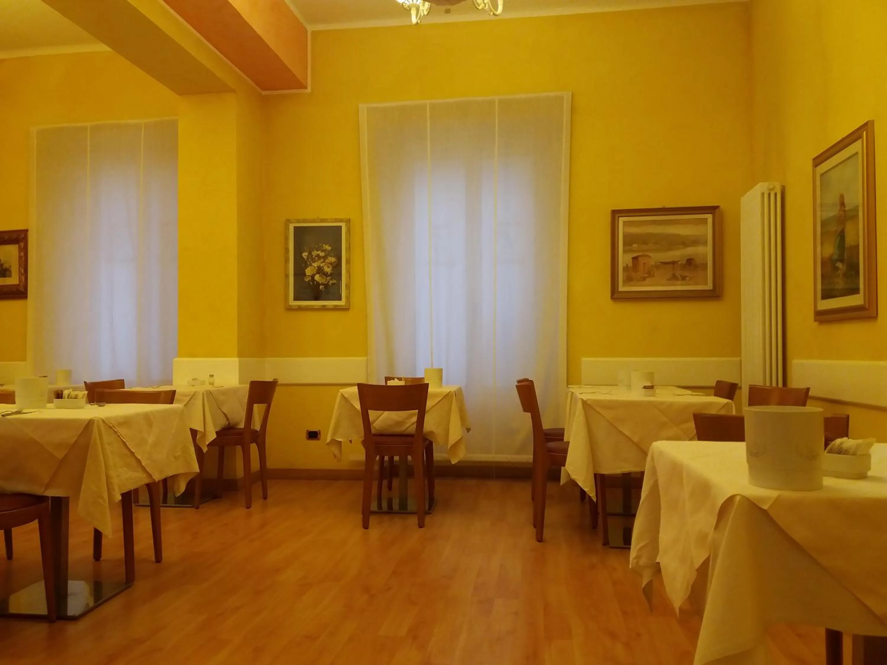 Restaurant/places to eat in Hotel Boston