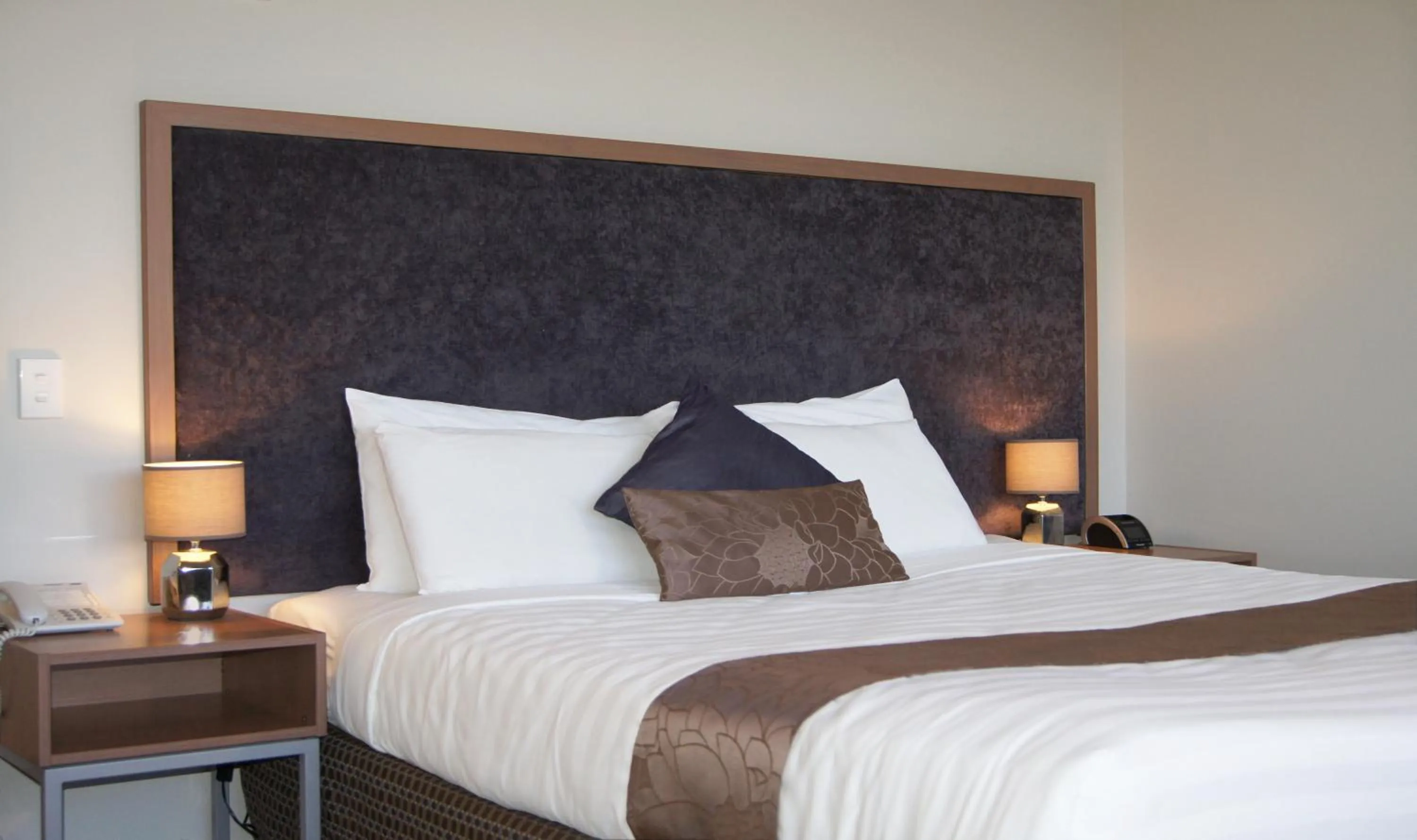 Bed in Quality Suites Central Square