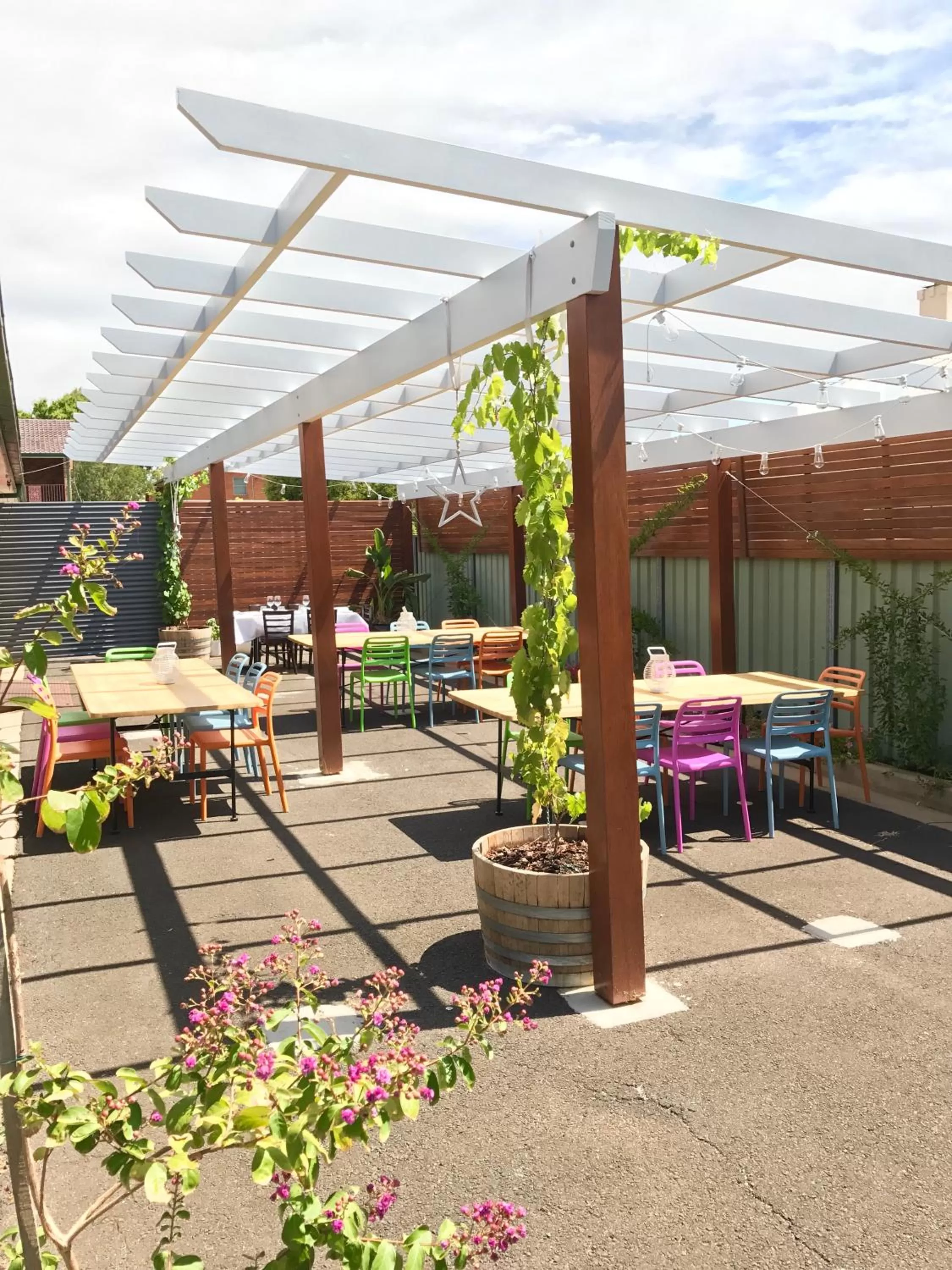 Restaurant/places to eat in Cascades Motor Inn