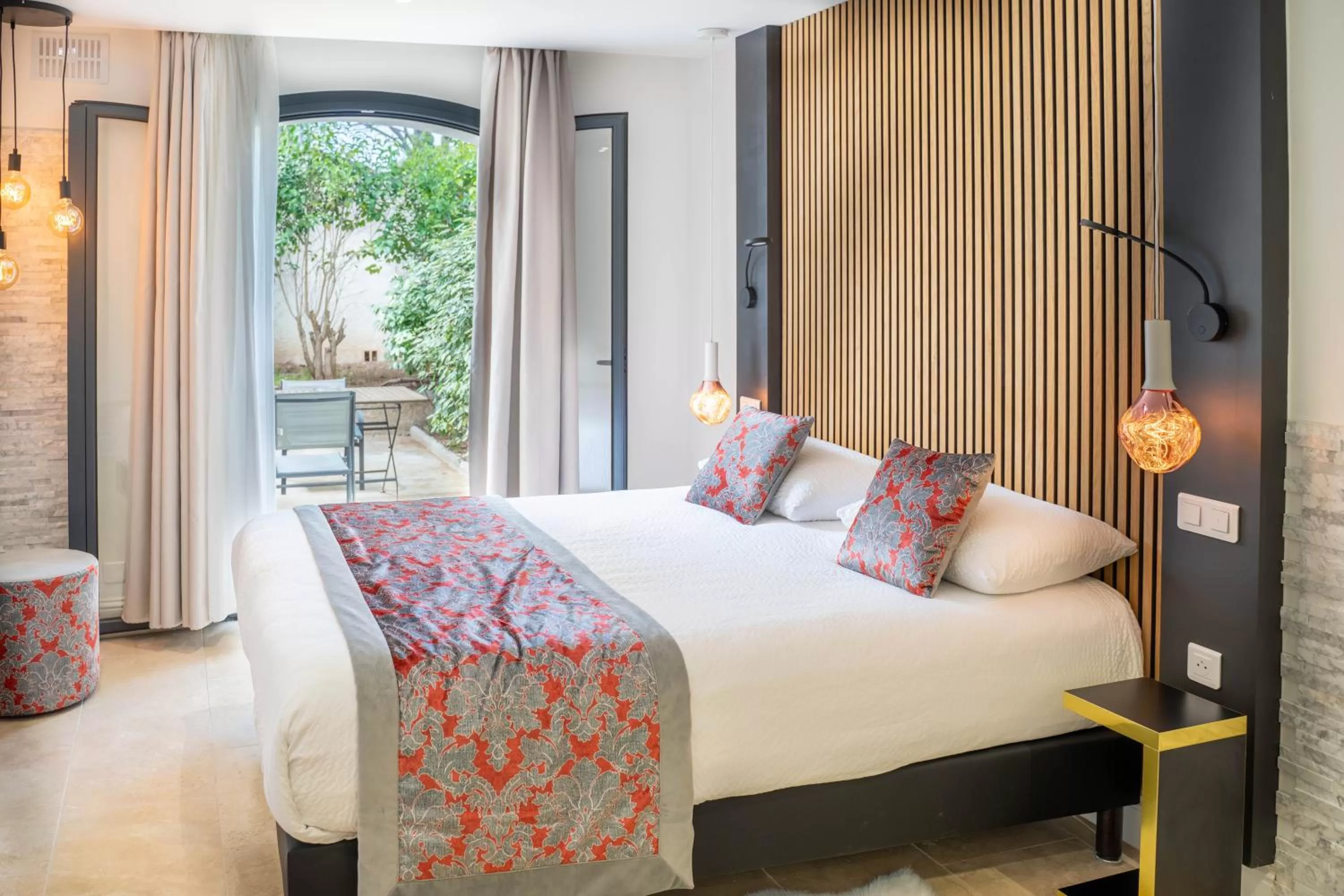 Bed in Le Confidentiel Hôtel & SPA