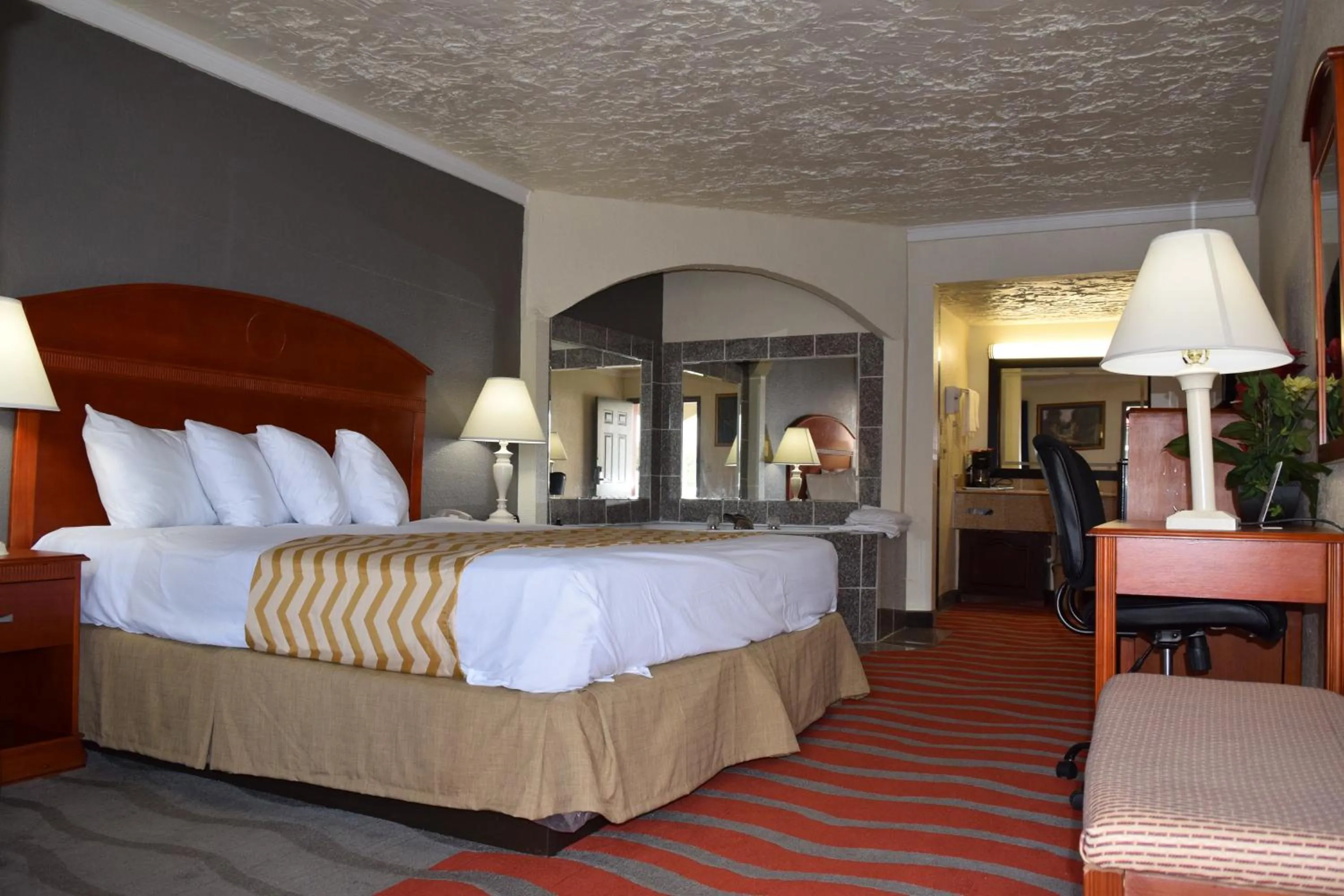 Photo of the whole room, Bed in Travelodge Inn & Suites by Wyndham Norman