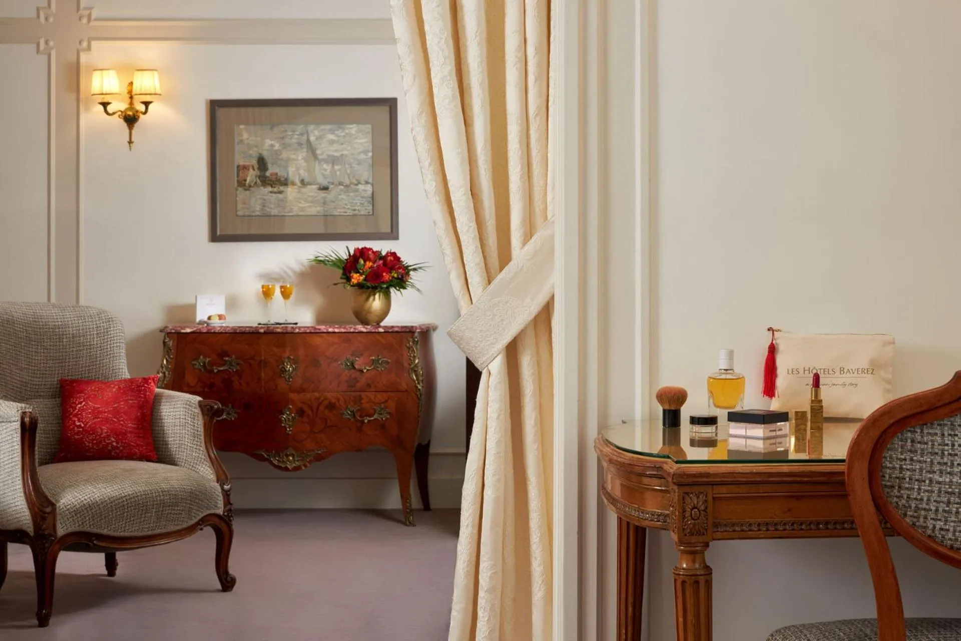 Photo of the whole room in Majestic Hotel Spa - Champs Elysées