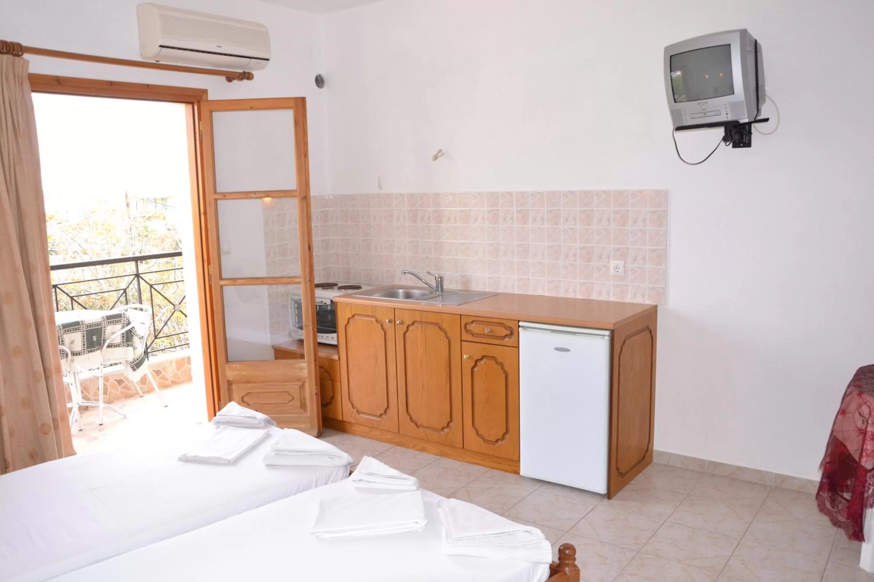 Kitchen or kitchenette in skiathos studios HL