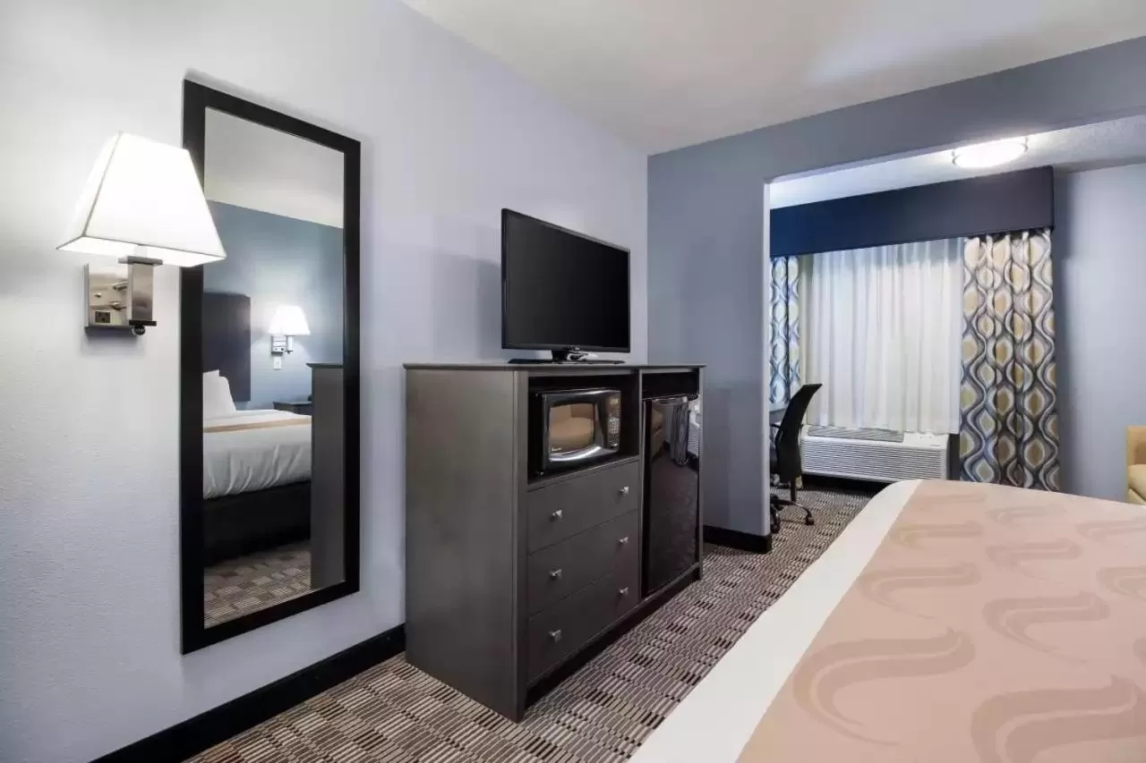 Deluxe Queen Room in Quality Inn & Suites
