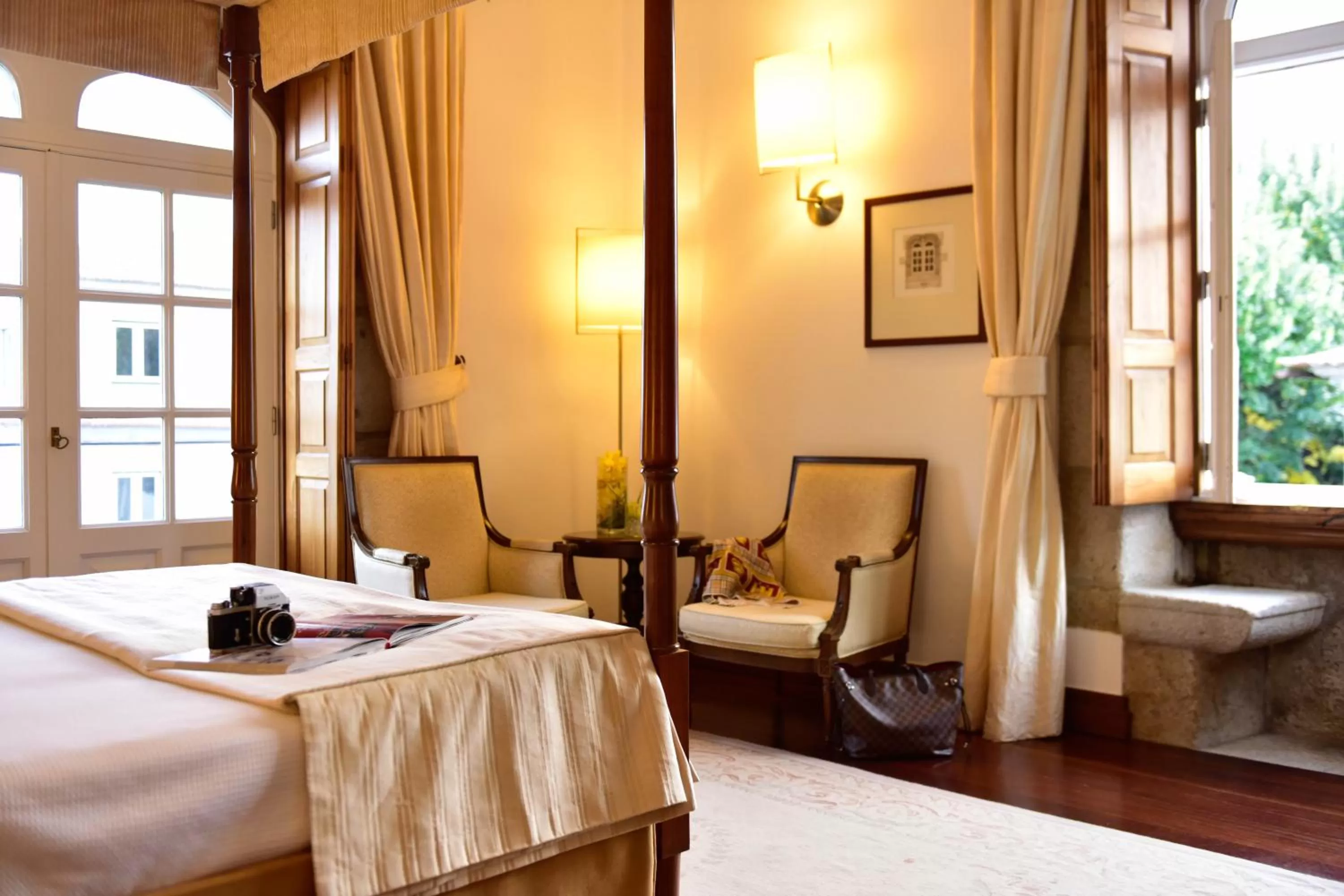 Decorative detail, Bed in Casa Melo Alvim - by Unlock Hotels