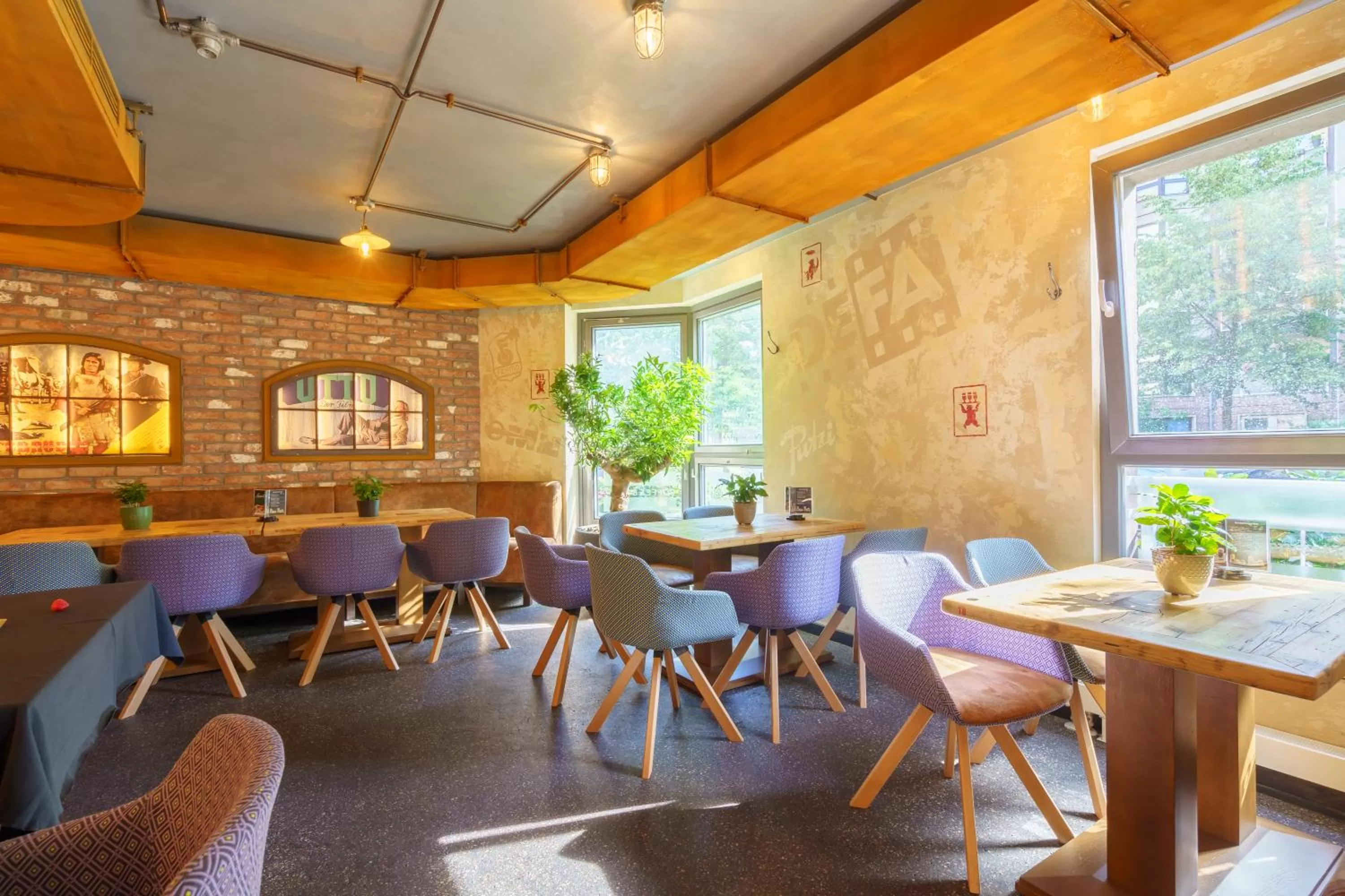 Restaurant/Places to Eat in BlnCty Hotel