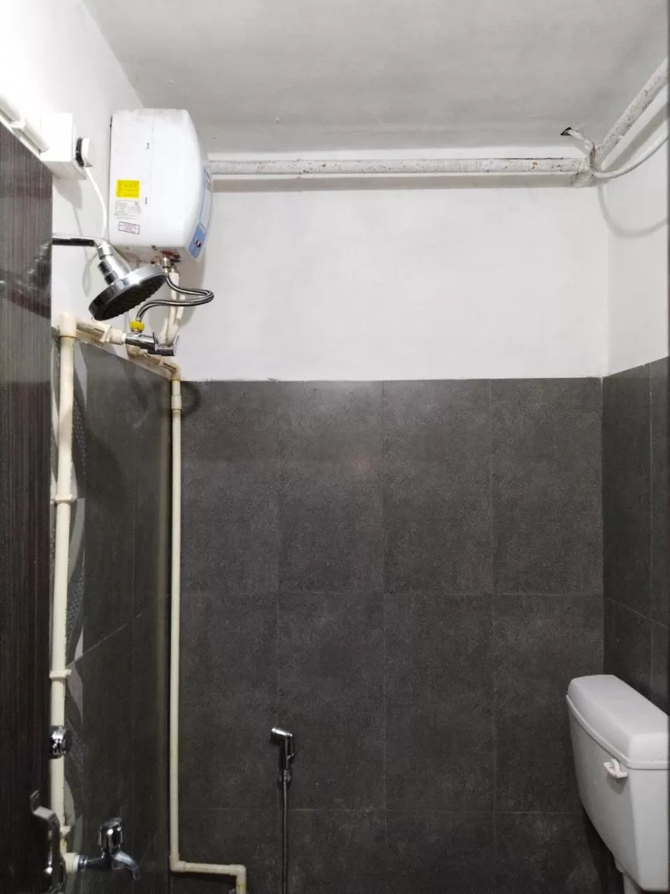 Shower in Hotel Airlines