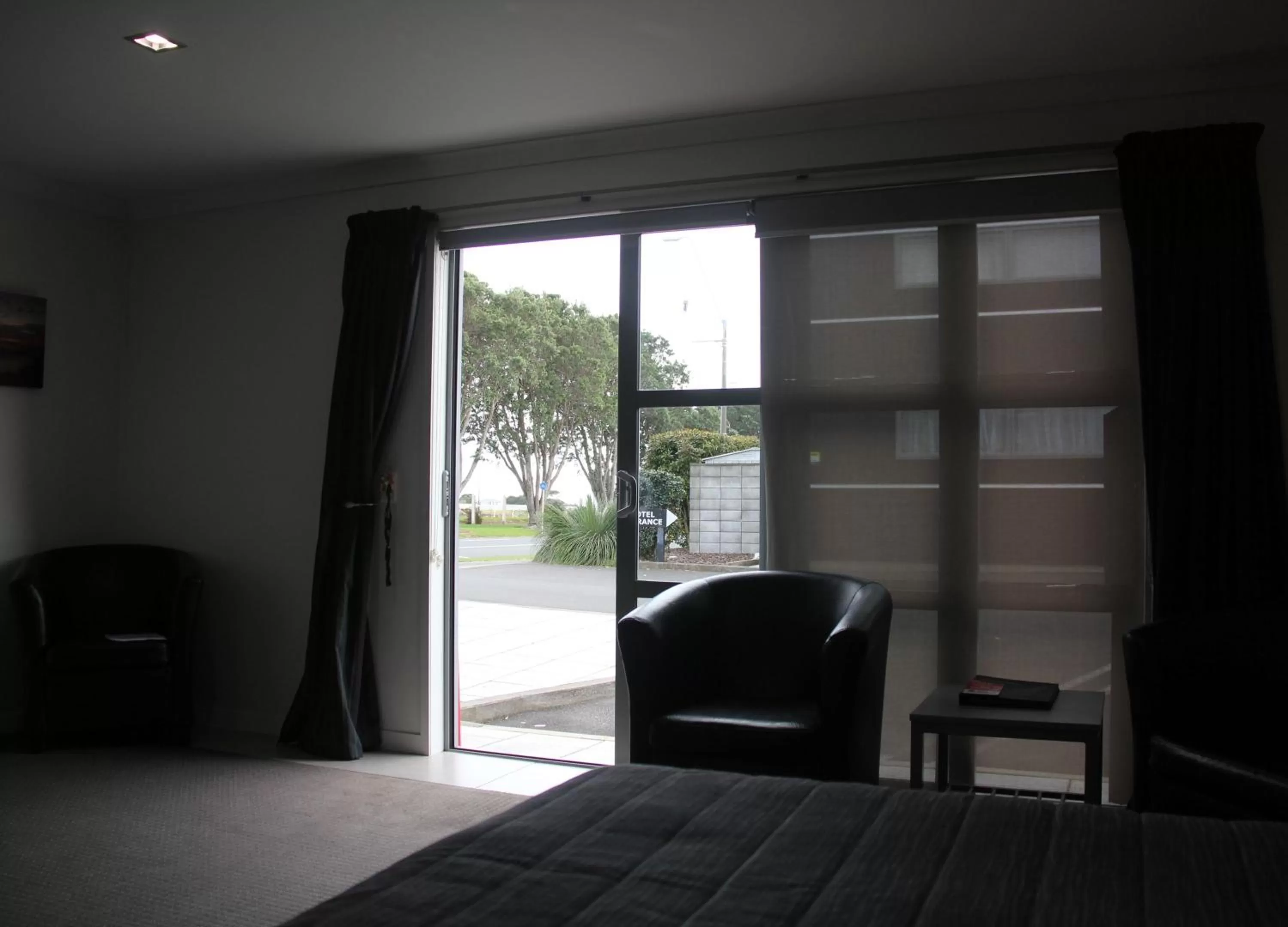 Inner courtyard view, Bed in Pukekura Motor Lodge