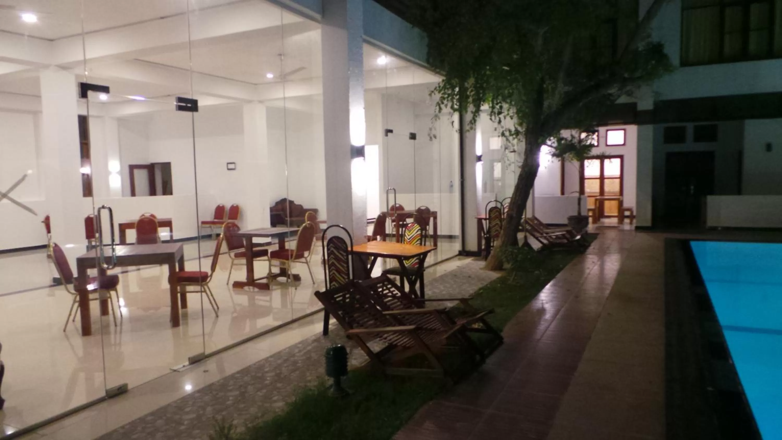 Restaurant/places to eat in WindMill Beach Villa and Hotel