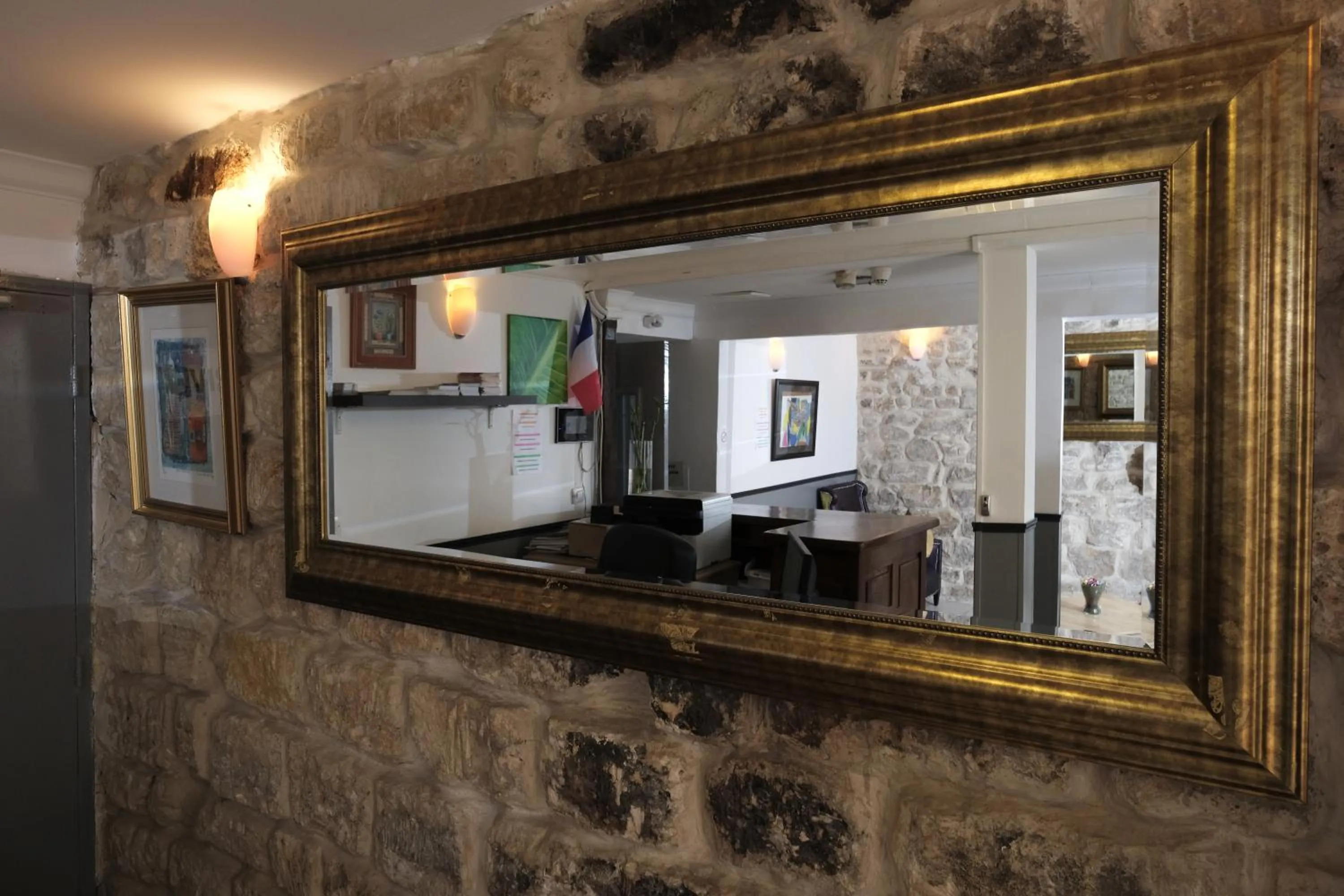 Communal lounge/ TV room in Grand Hôtel de Clermont