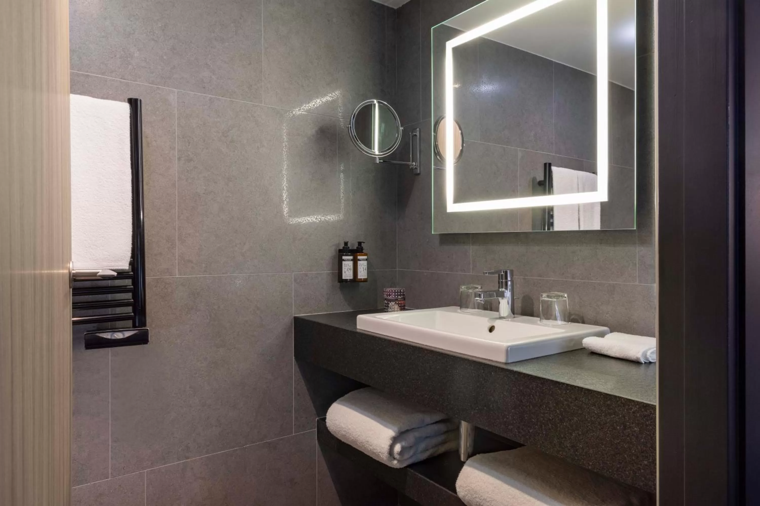 Bathroom in Hôtel Opéra Liège