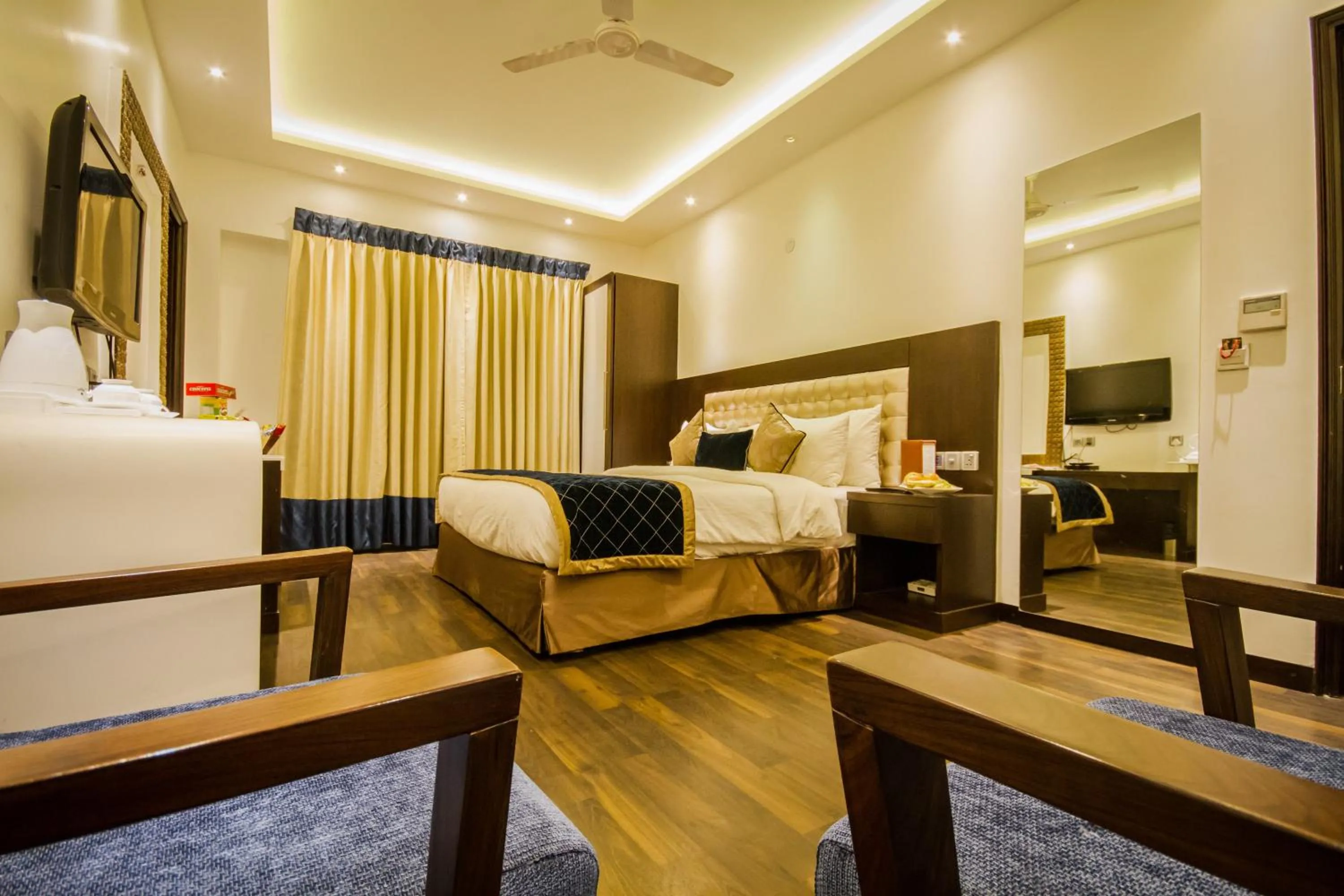 Seating area, Bed in Hotel Grand Godwin - Near New Delhi Railway Station - Paharganj