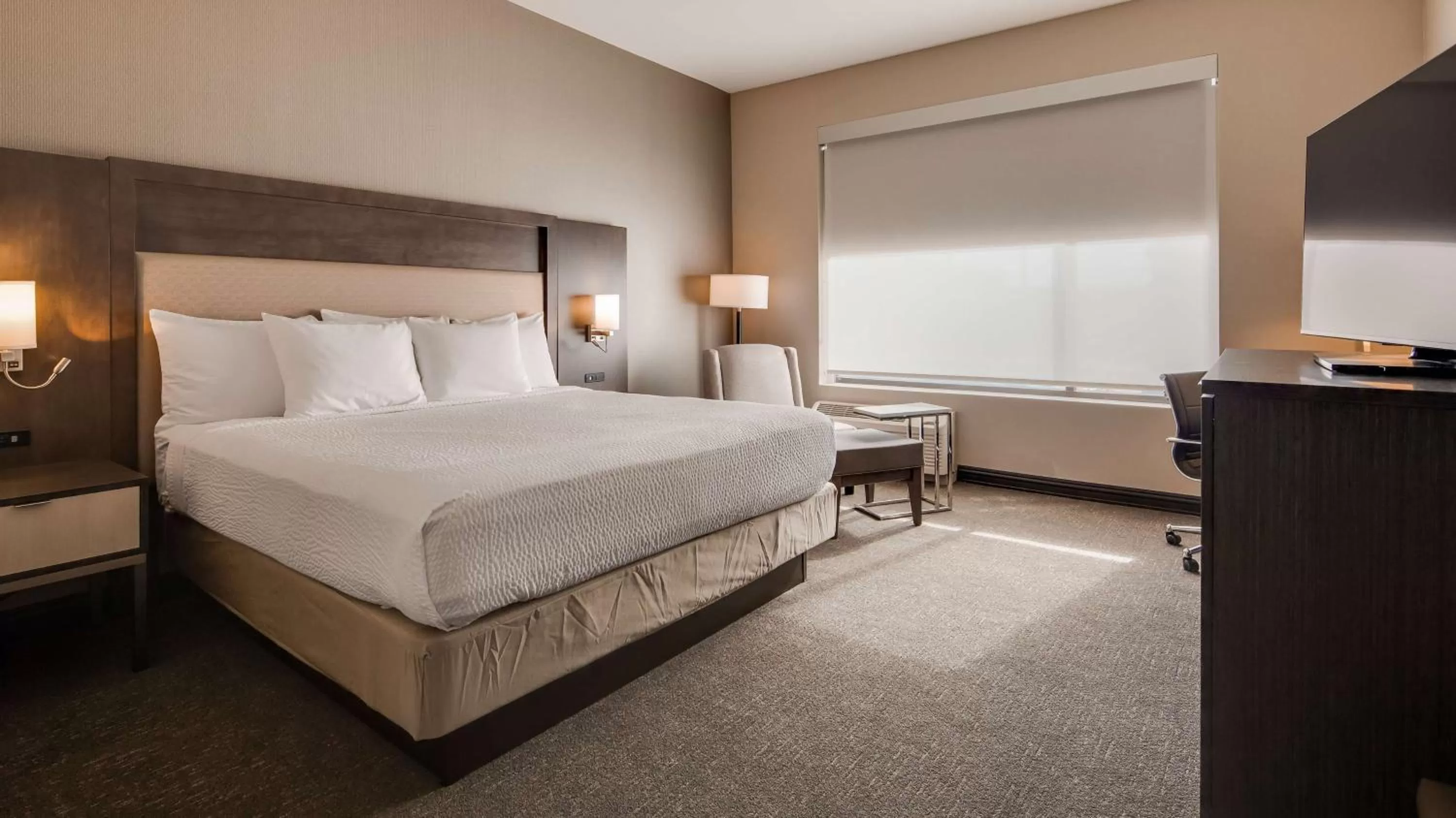 King Room with Mobility Accessible Tub and Sofa Bed in Best Western Plus Executive Residency Rigby's Water World Hotel