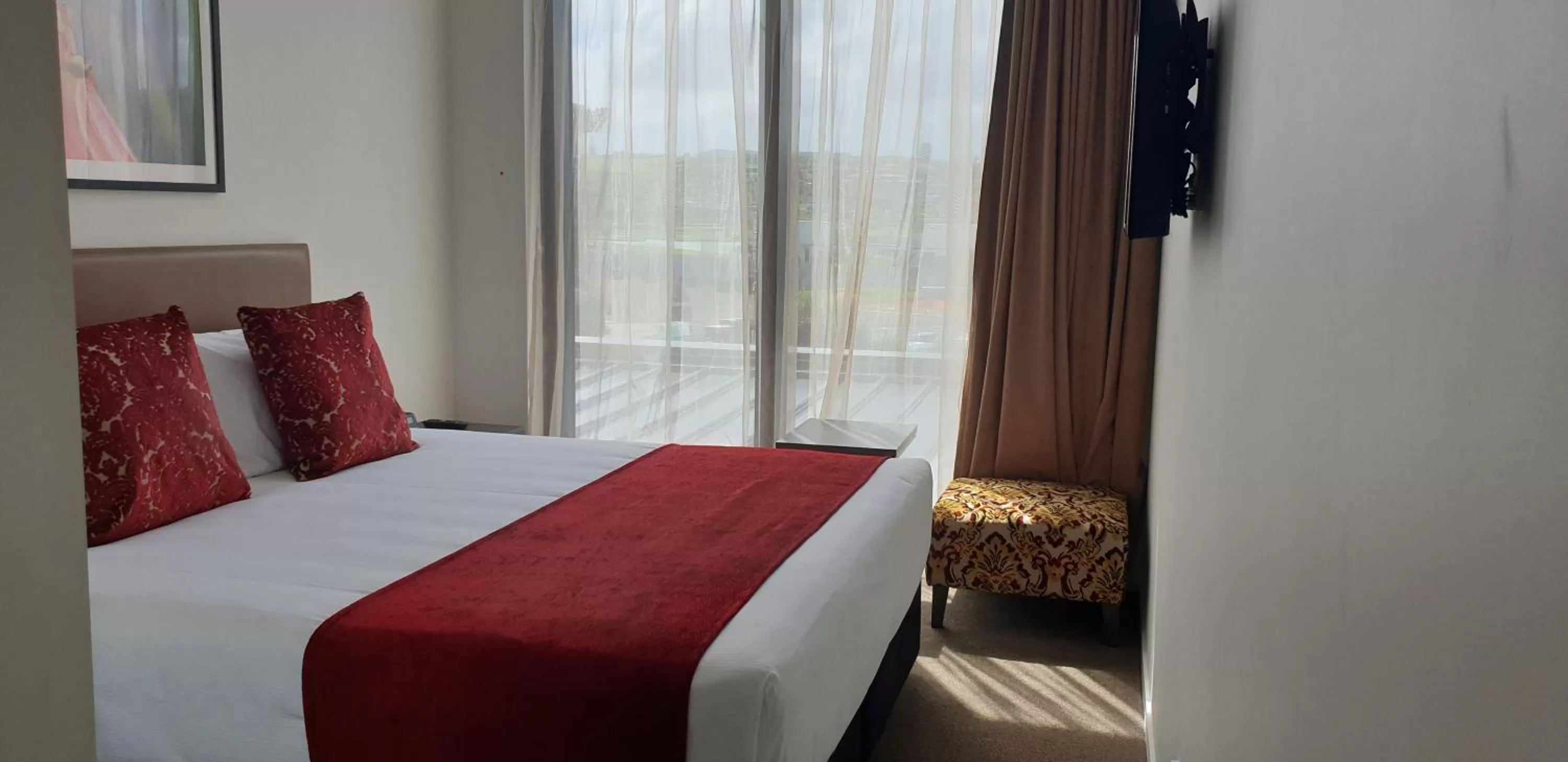 Photo of the whole room, Bed in Ramada Suites by Wyndham Auckland Manukau Pacfic Centre
