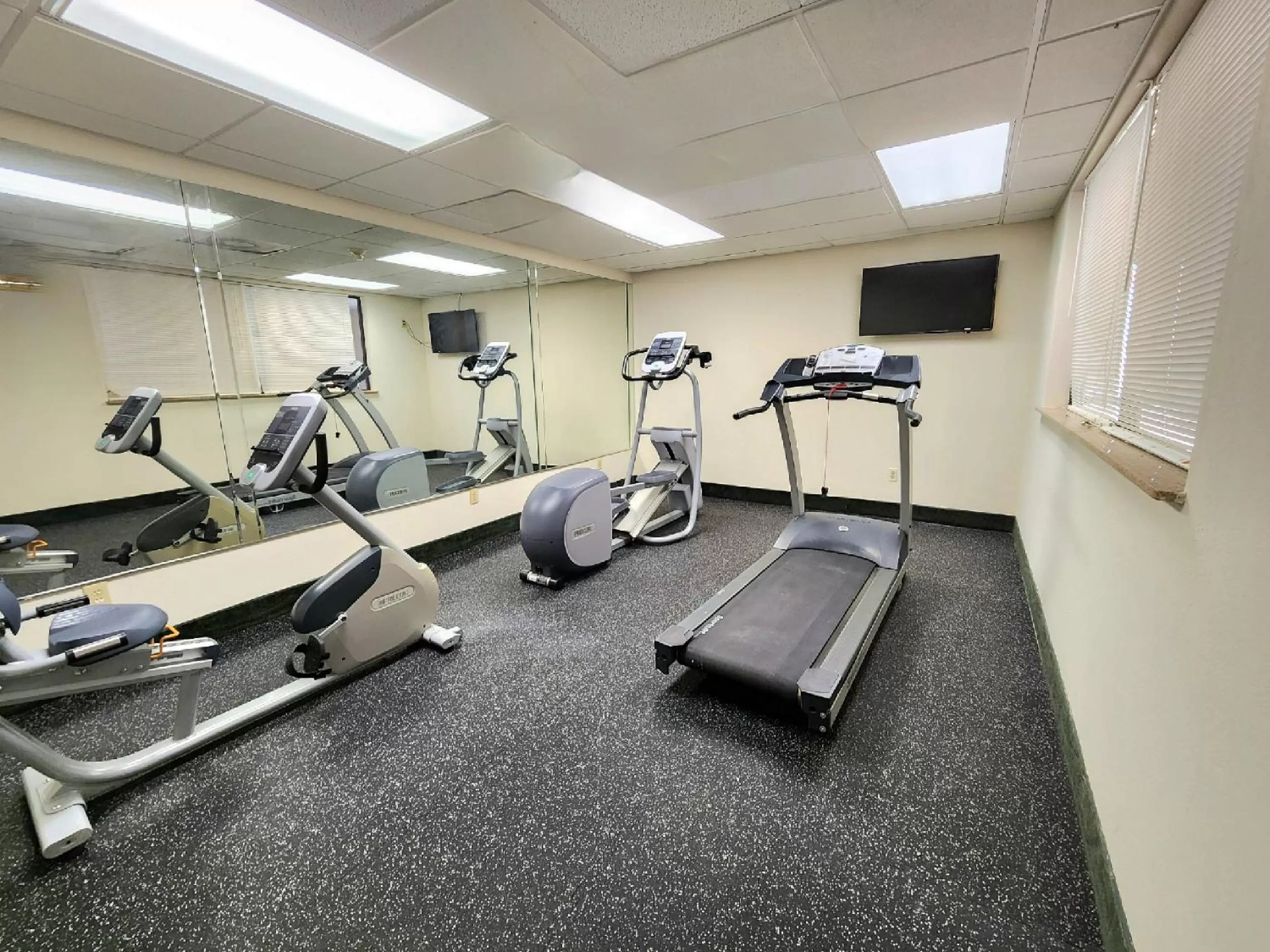 Fitness centre/facilities in Days Inn & Suites by Wyndham Houston North/Aldine