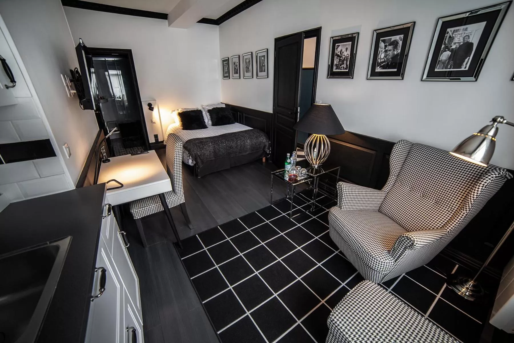 Photo of the whole room, Bed in Bienvenue Chez Nous