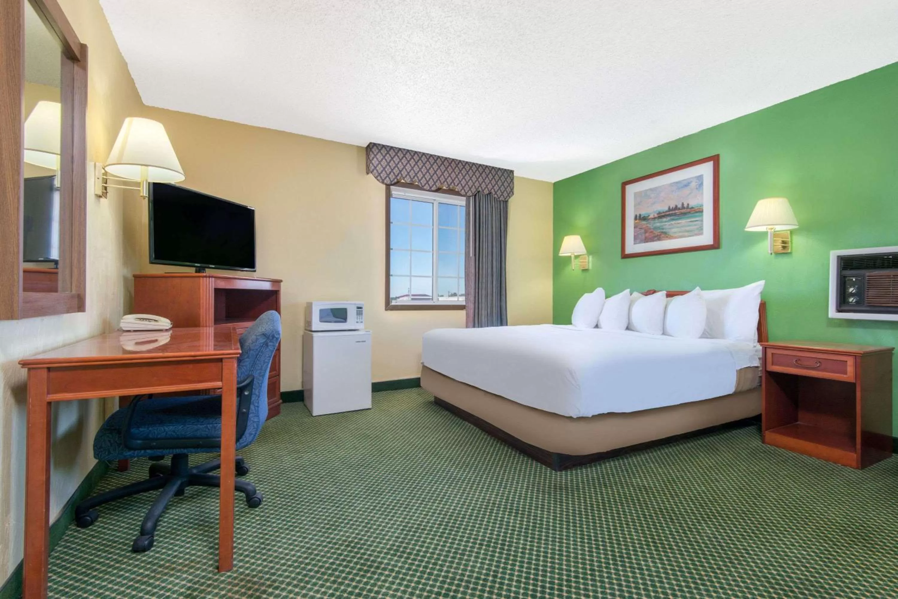Photo of the whole room, Bed in Days Inn by Wyndham Great Bend