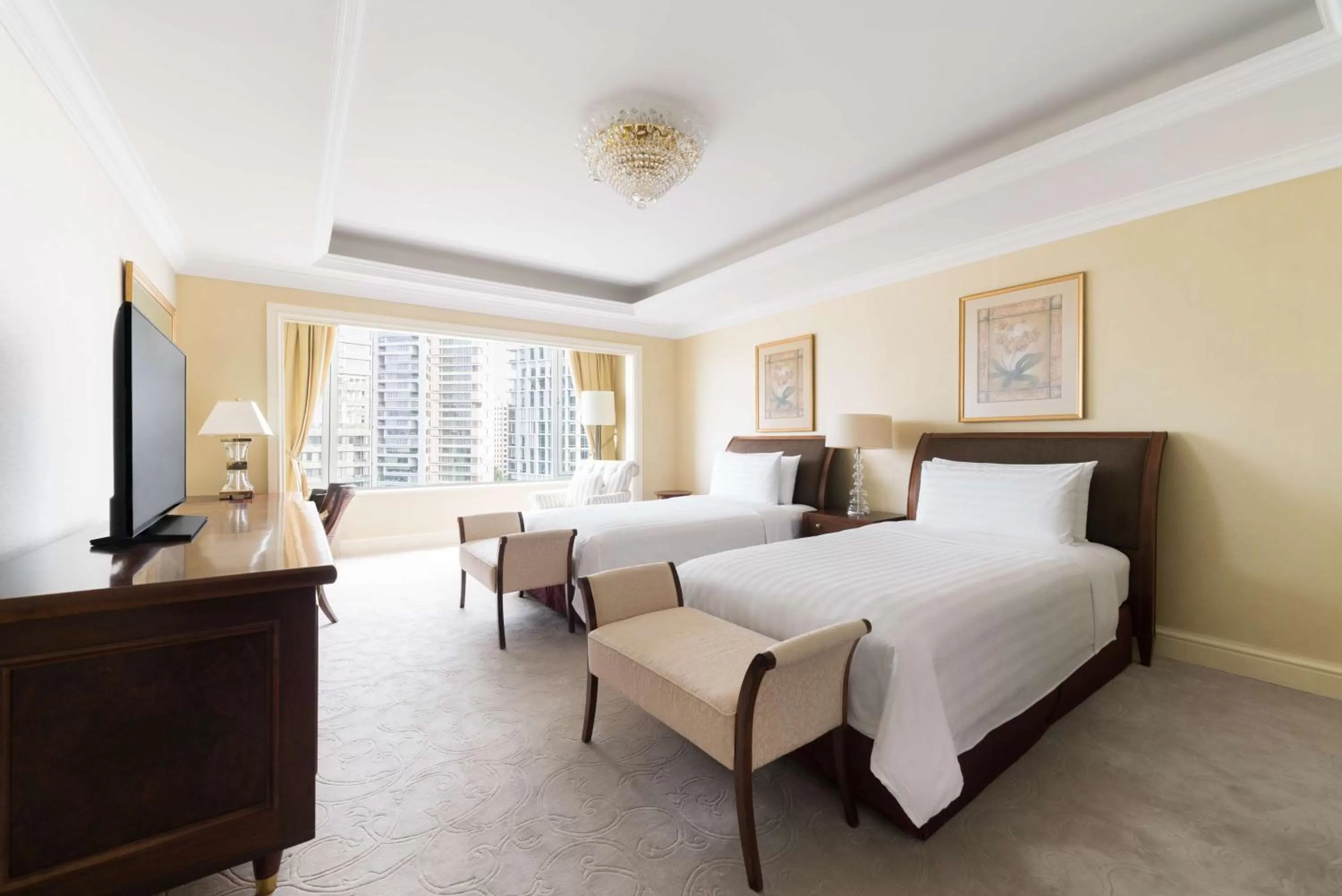 Photo of the whole room, Bed in Shangri-La Singapore