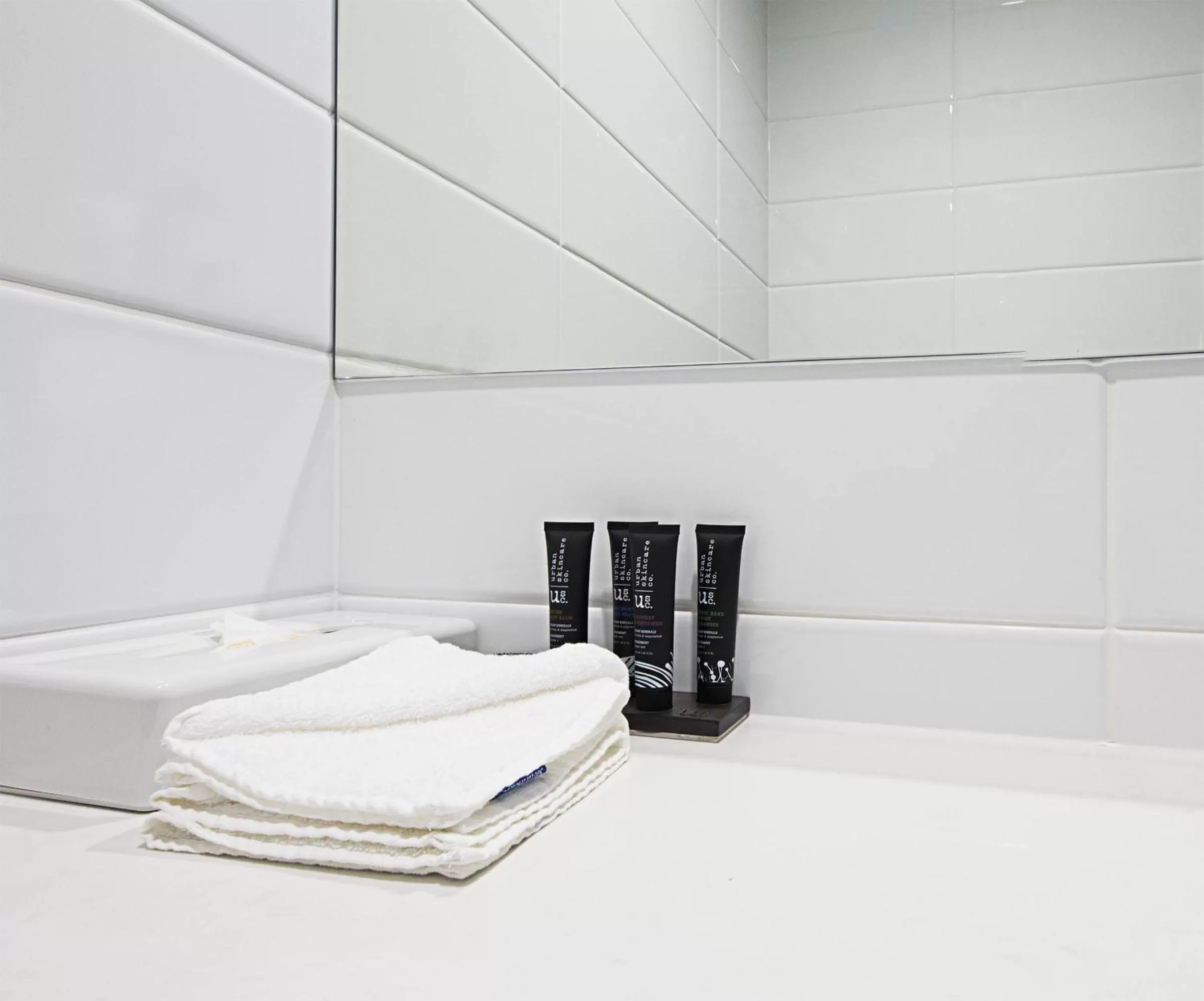 Bathroom, Bed in Mantra MacArthur Hotel