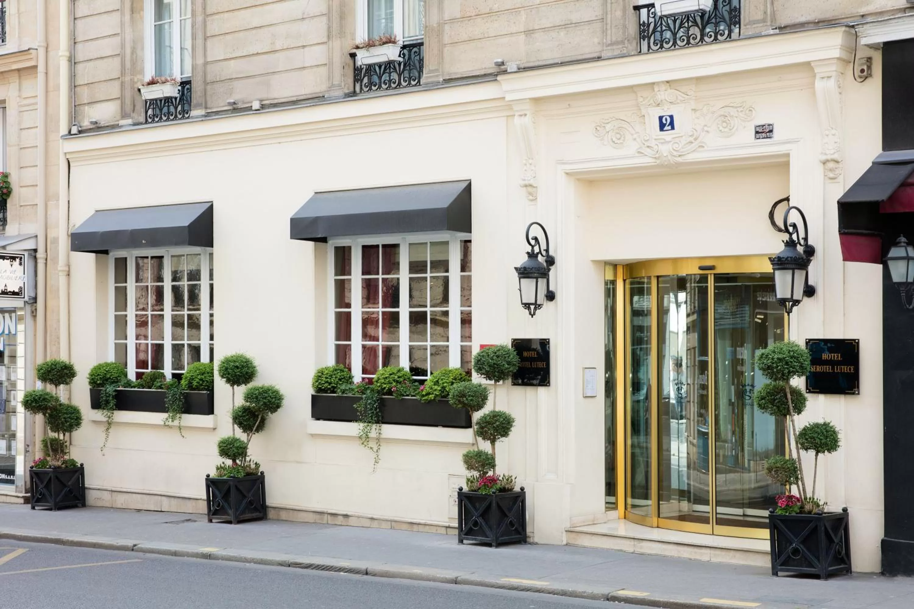 Facade/entrance in Hôtel Serotel Lutèce