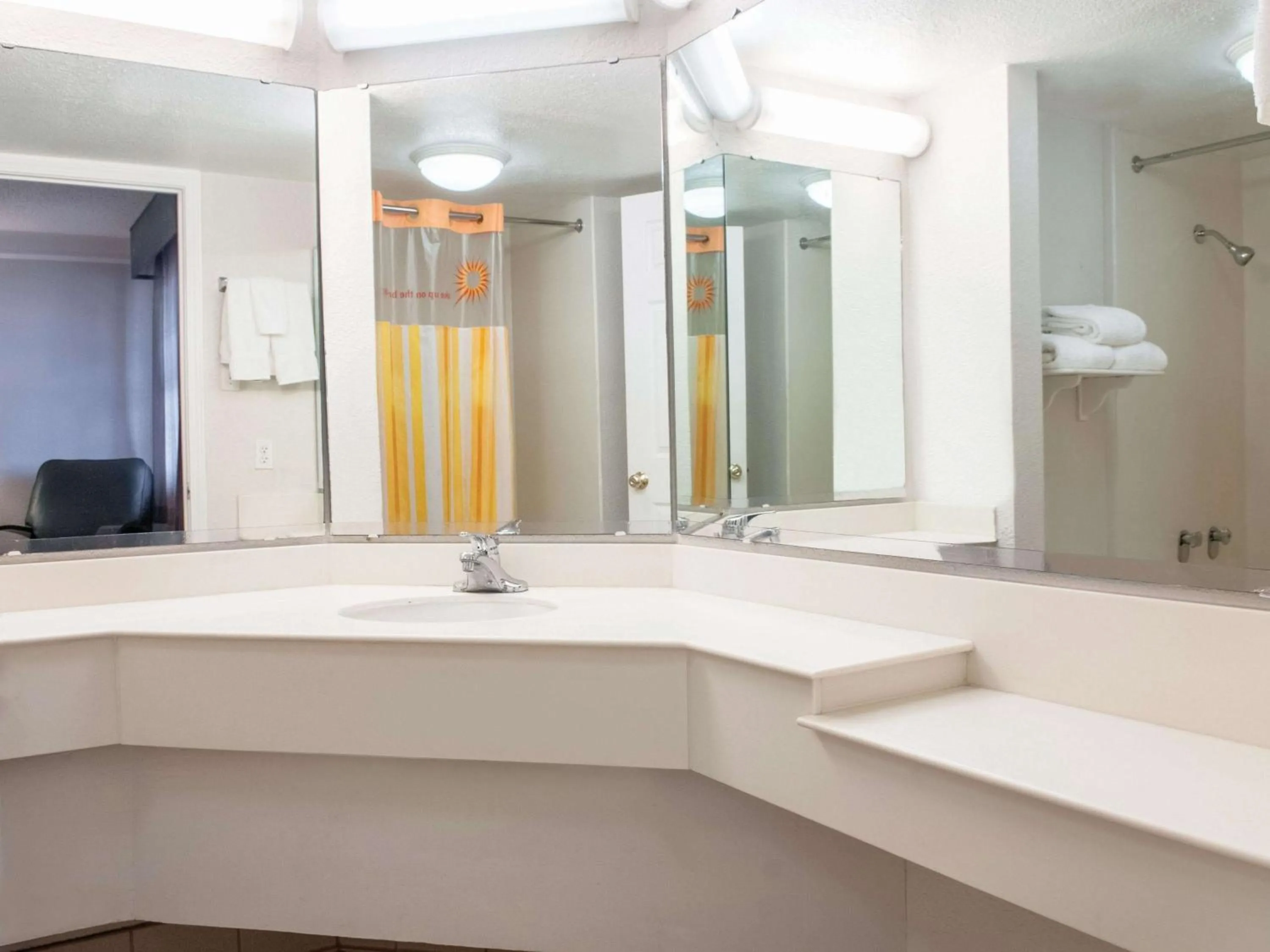 Photo of the whole room in La Quinta Inn by Wyndham New Orleans Veterans / Metairie